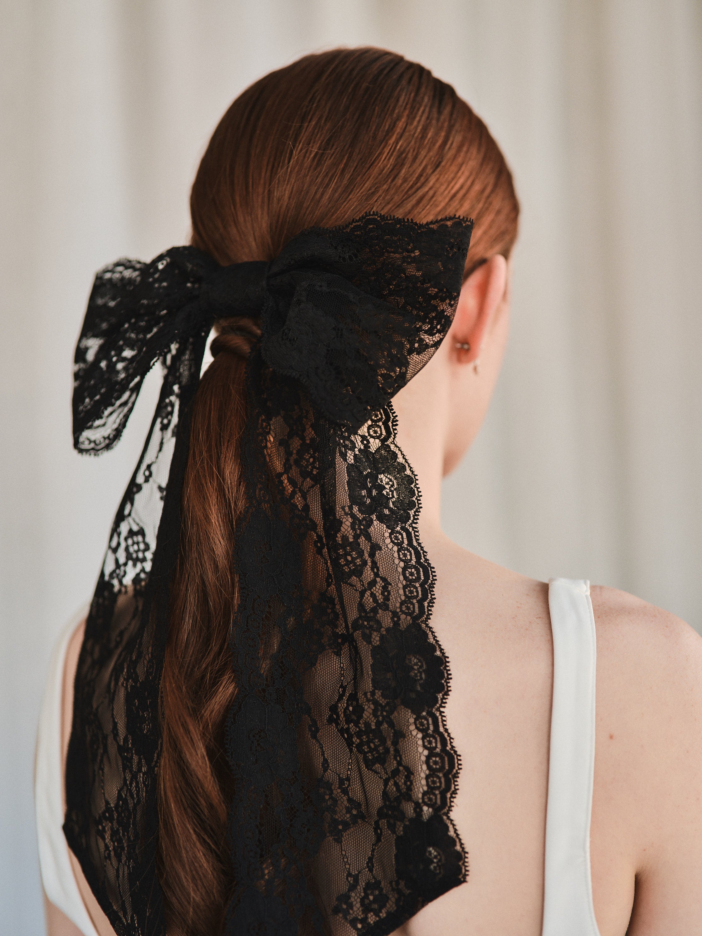 Lacey - Oversized bow on comb - Black