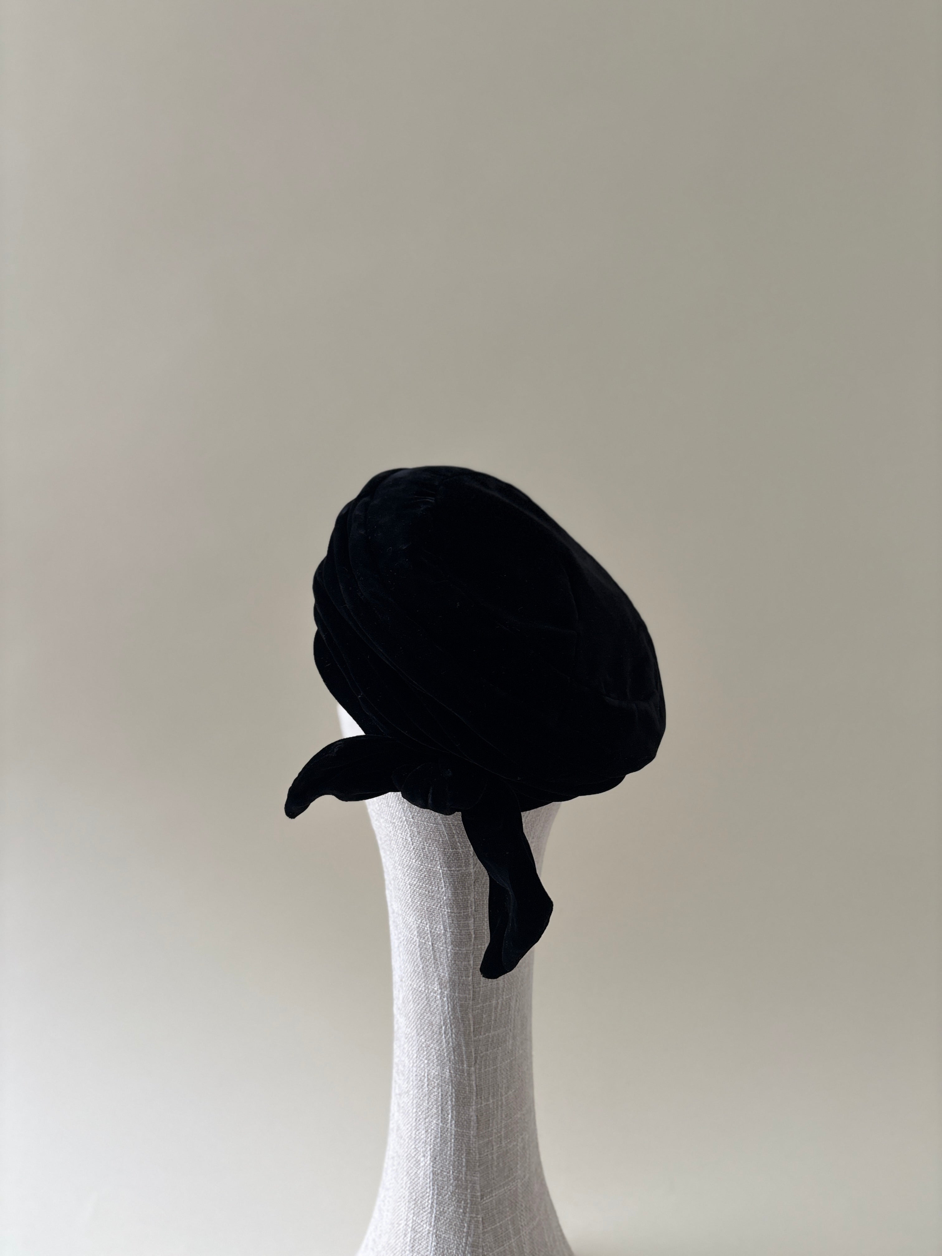 Vintage hat #054 | 1960's Draped black velvet toque pillbox beret