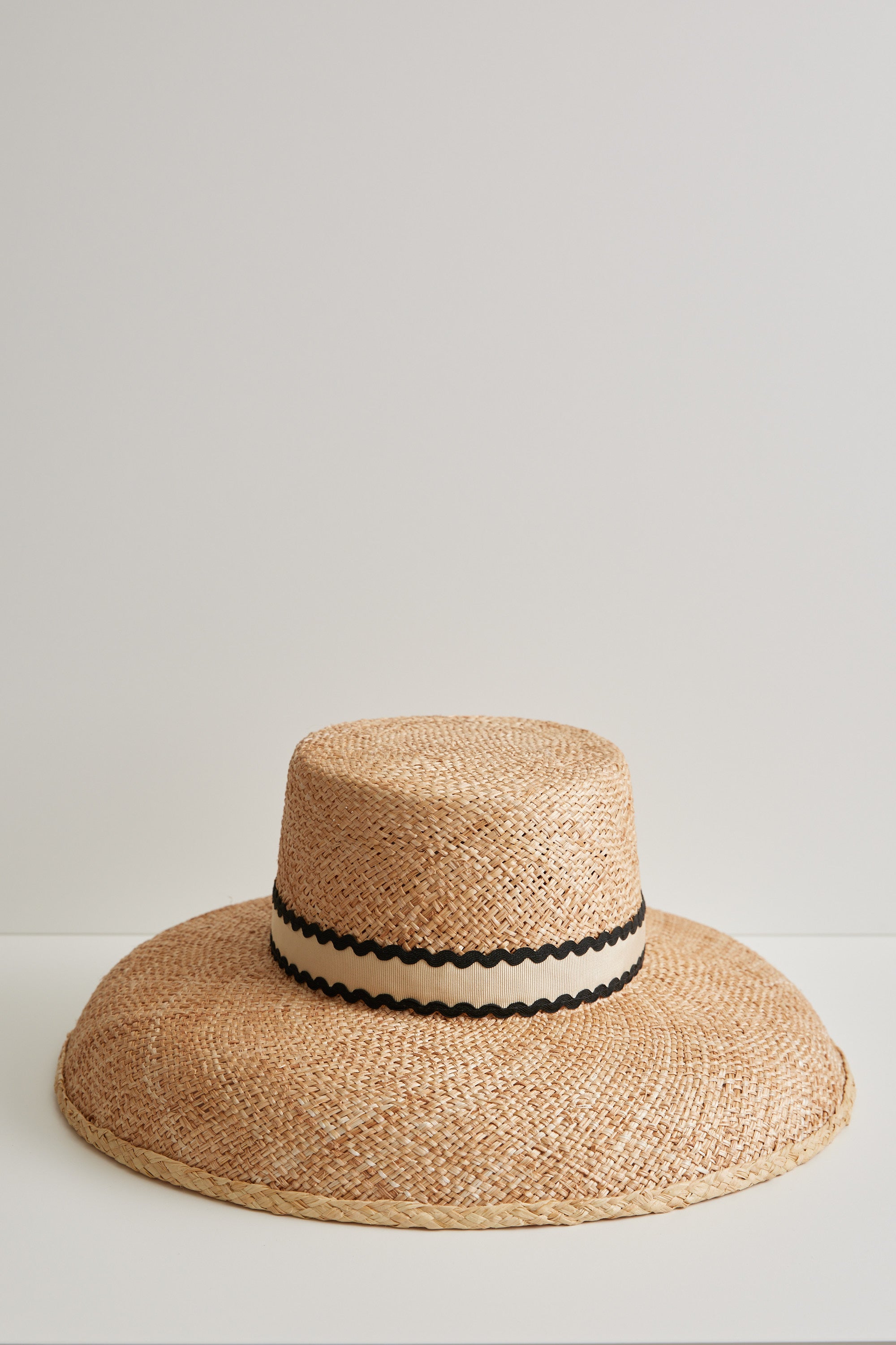 Calcarella straw hat - Detachable natural grosgrain ribbon with black ric-rac