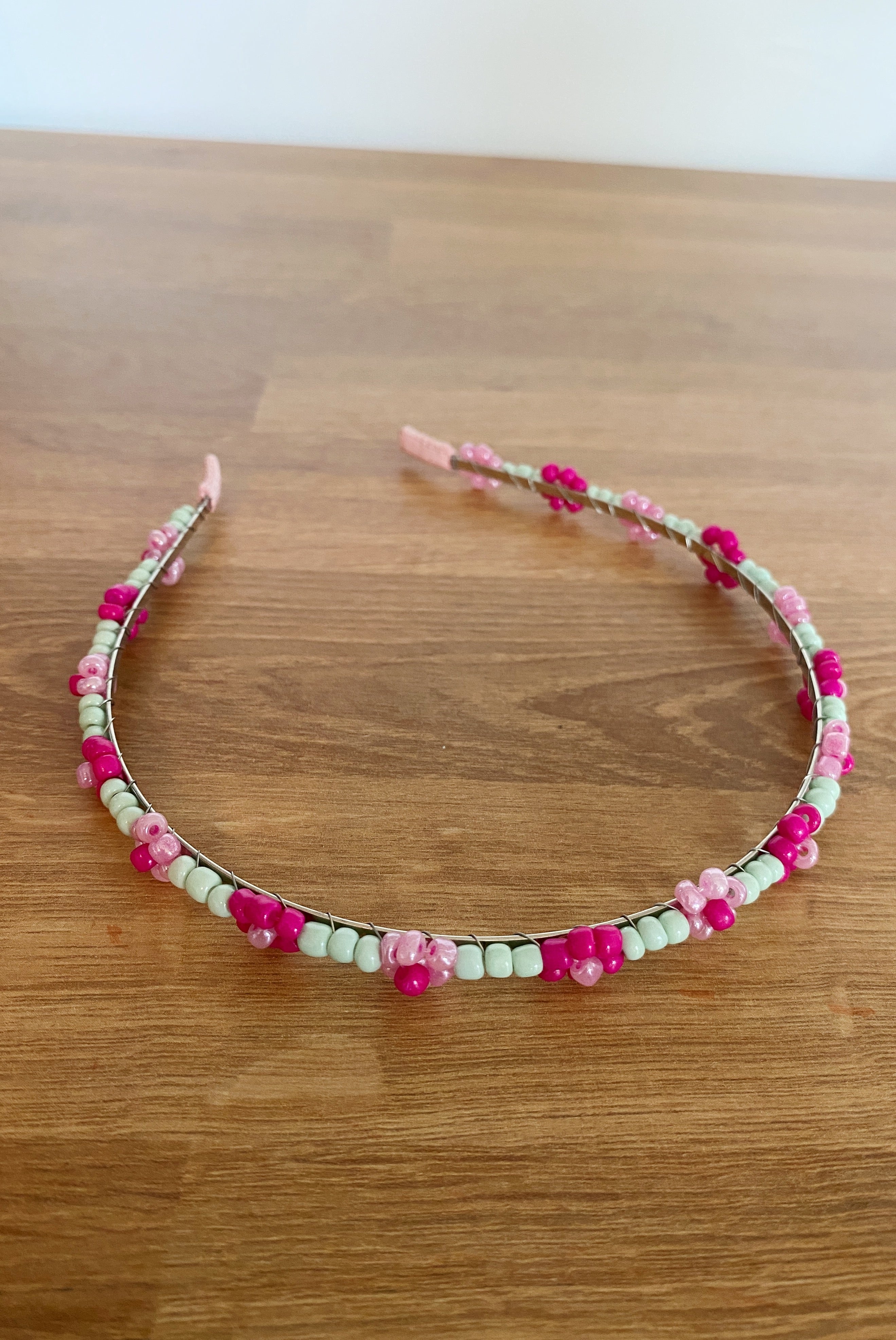 Bandeau fleuri en perles de verre (5 couleurs au choix)