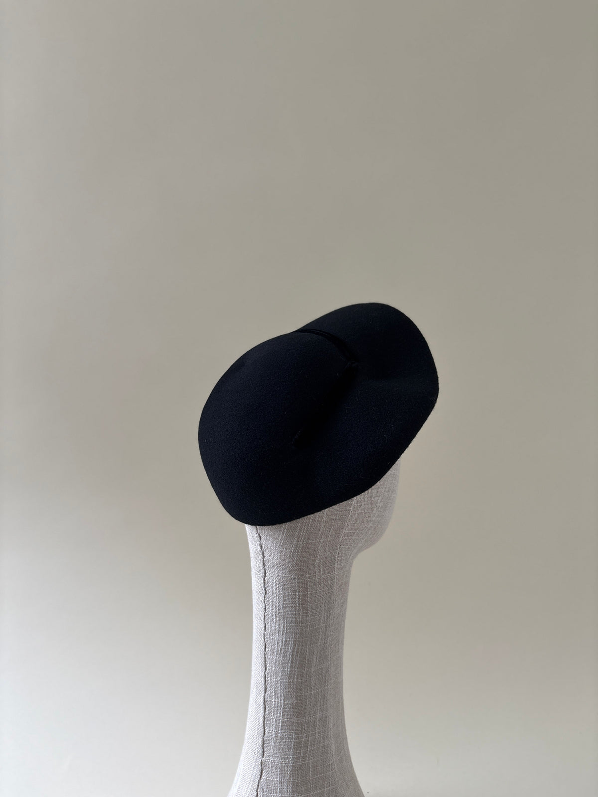 Vintage hat #039 | 1950's Black wool felt scalloped bonnet half hat