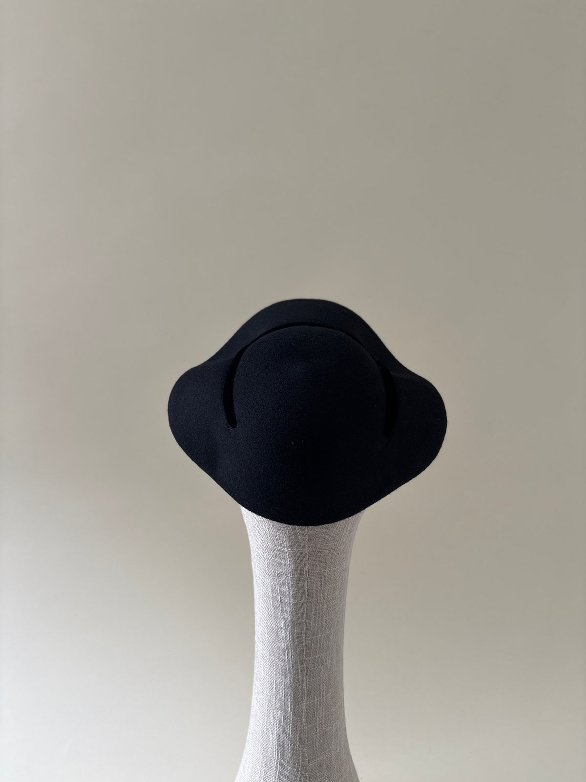 Vintage hat #039 | 1950's Black wool felt scalloped bonnet half hat