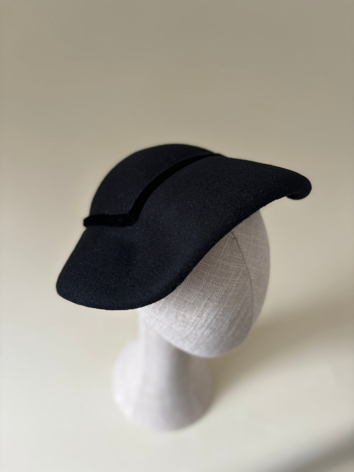 Vintage hat #039 | 1950's Black wool felt scalloped bonnet half hat