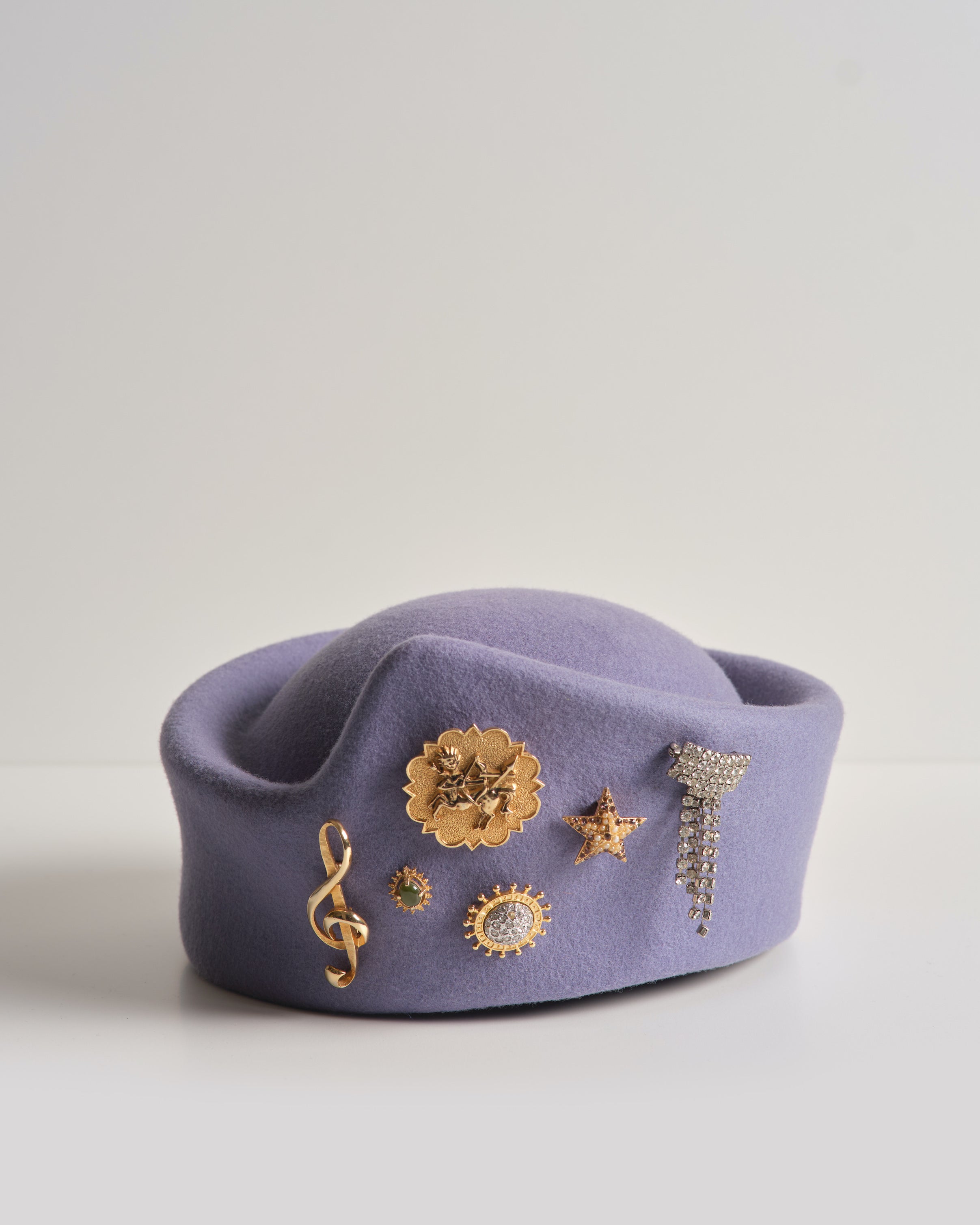 Sagittarius Rising Ridge – Chapeau unisexe en feutre sans bord lilas avec broche vintage | Pièce unique