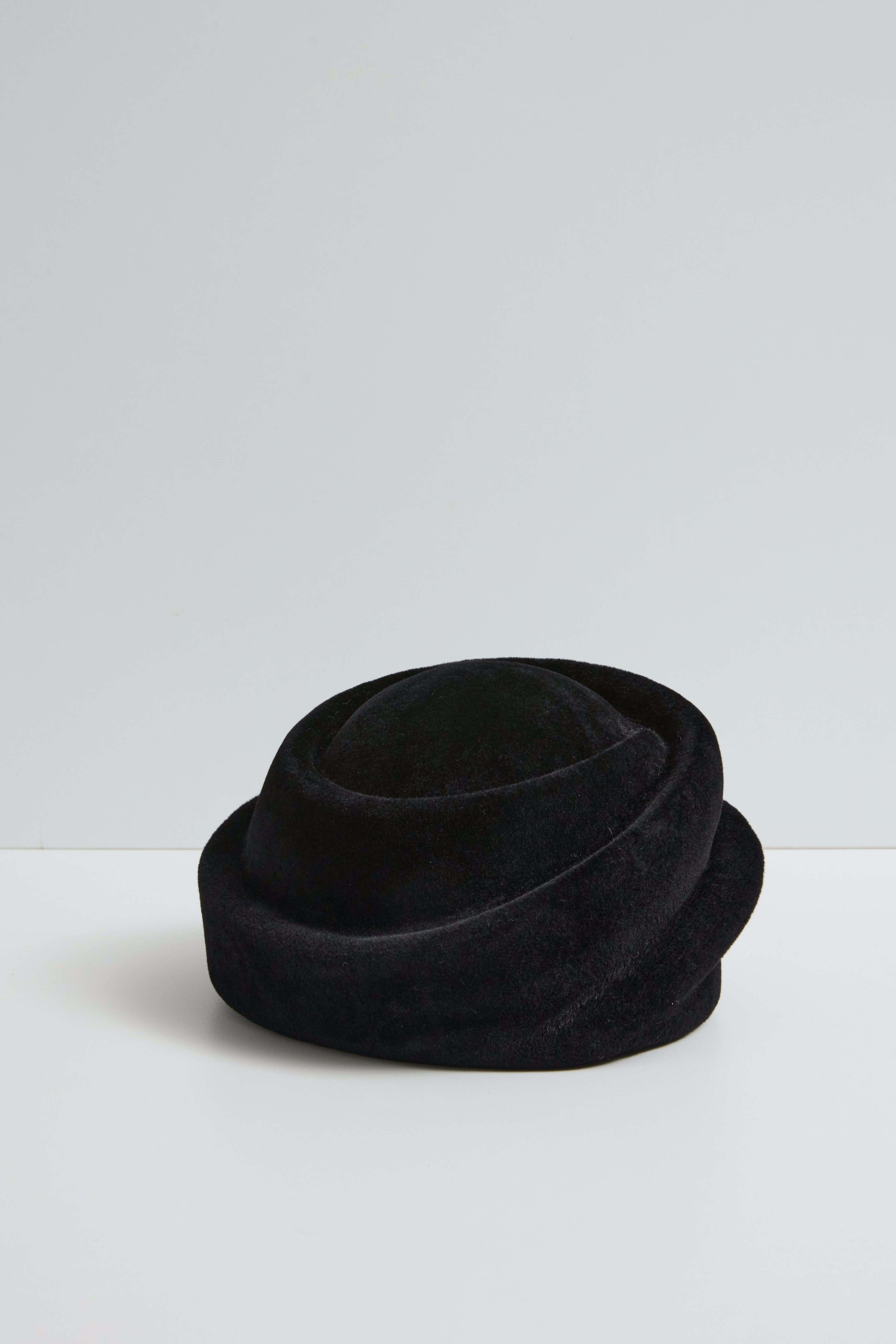 Swirl | Asymmetrical Full-Coverage Felt Beret | Black