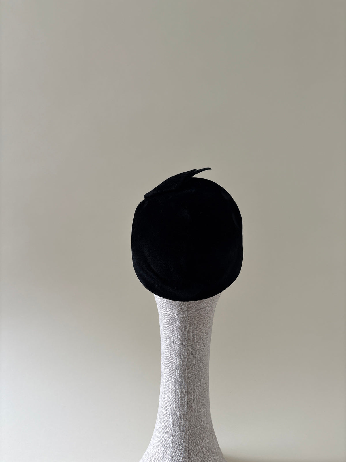 Vintage hat #040 | 1950's Black velour furfelt half hat