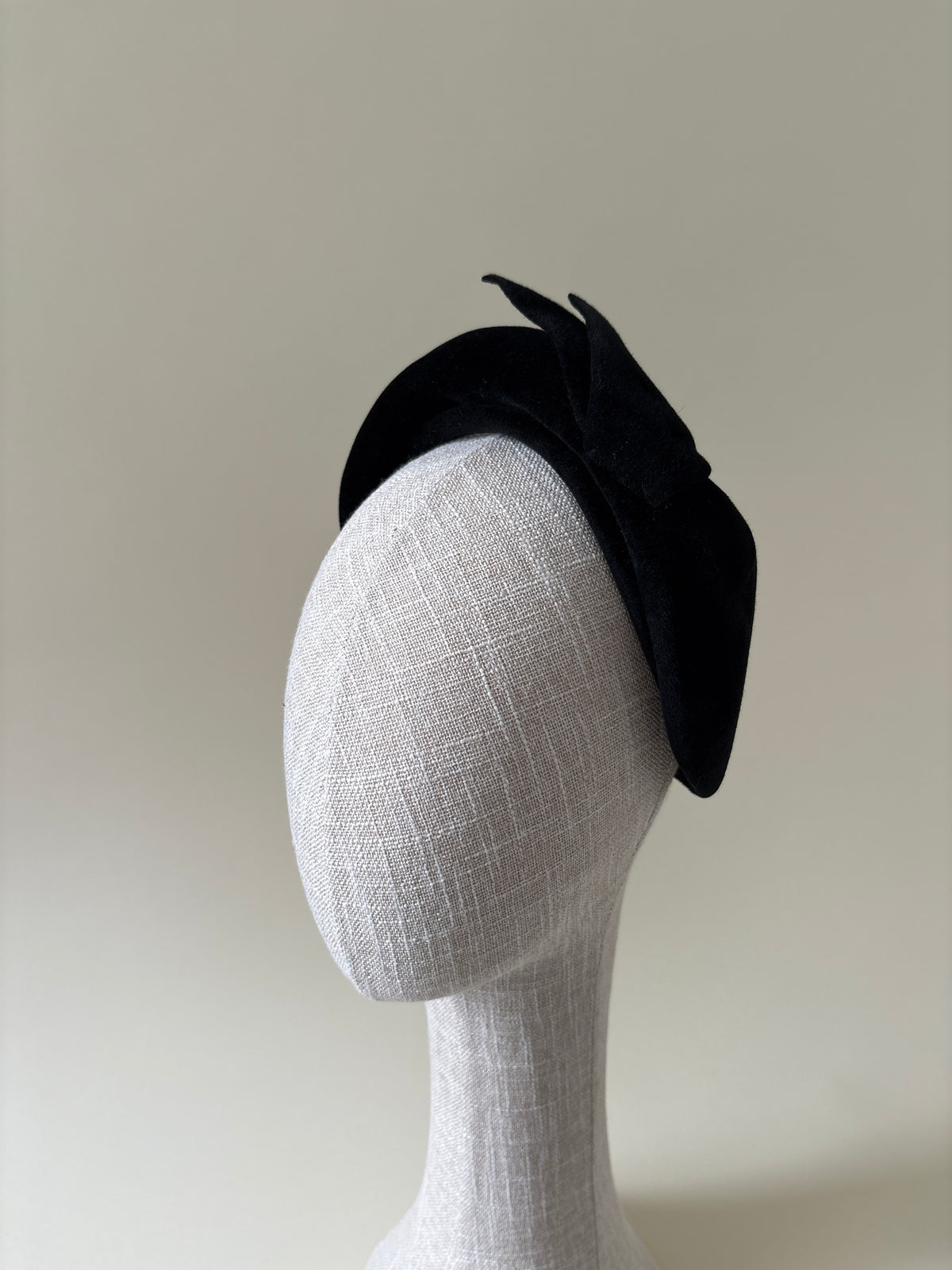 Vintage hat #040 | 1950's Black velour furfelt half hat