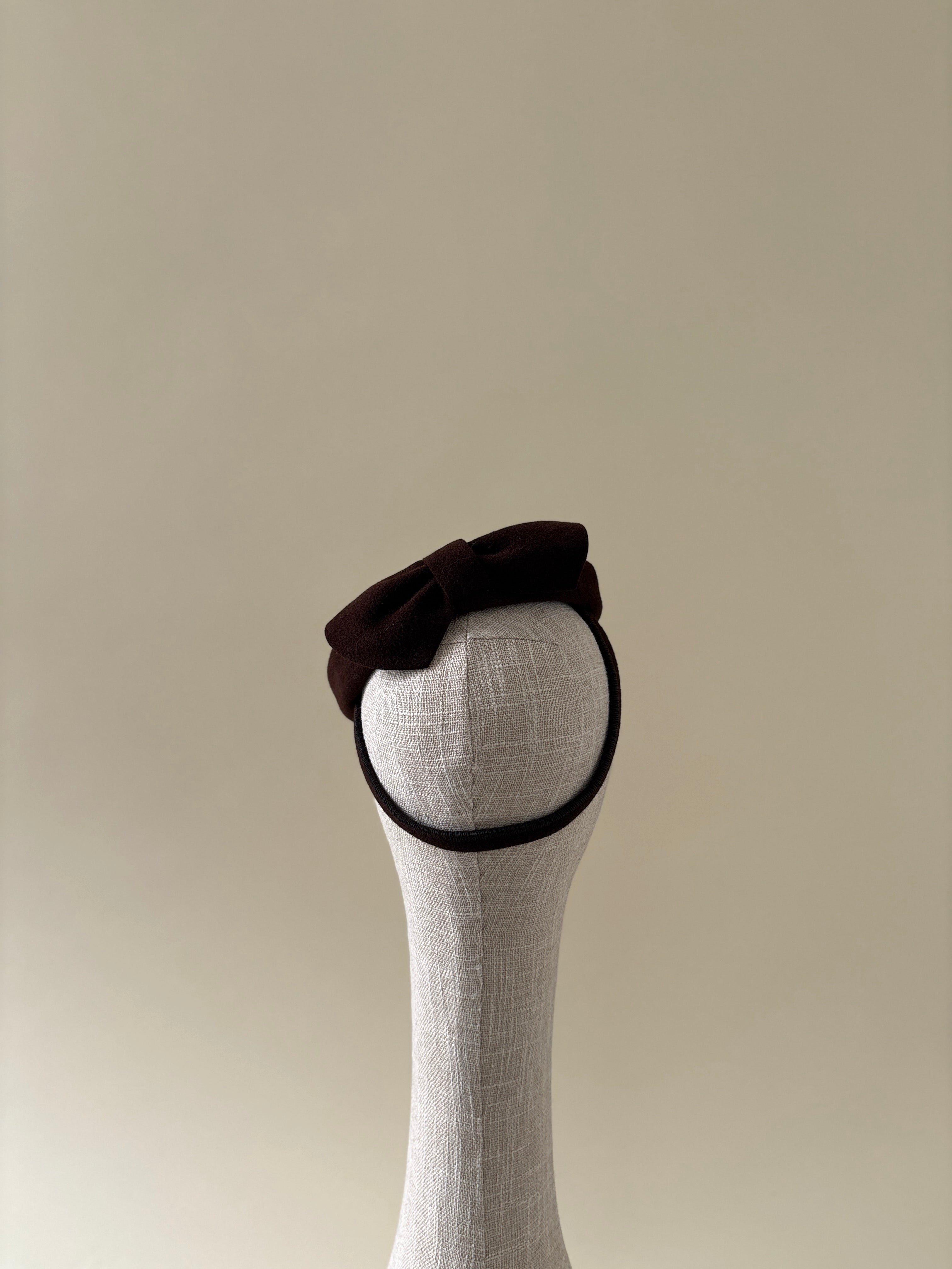 Chapeau vintage n° 057 | Chapeau cocktail en feutre de fourrure marron des années 1940 avec nœud