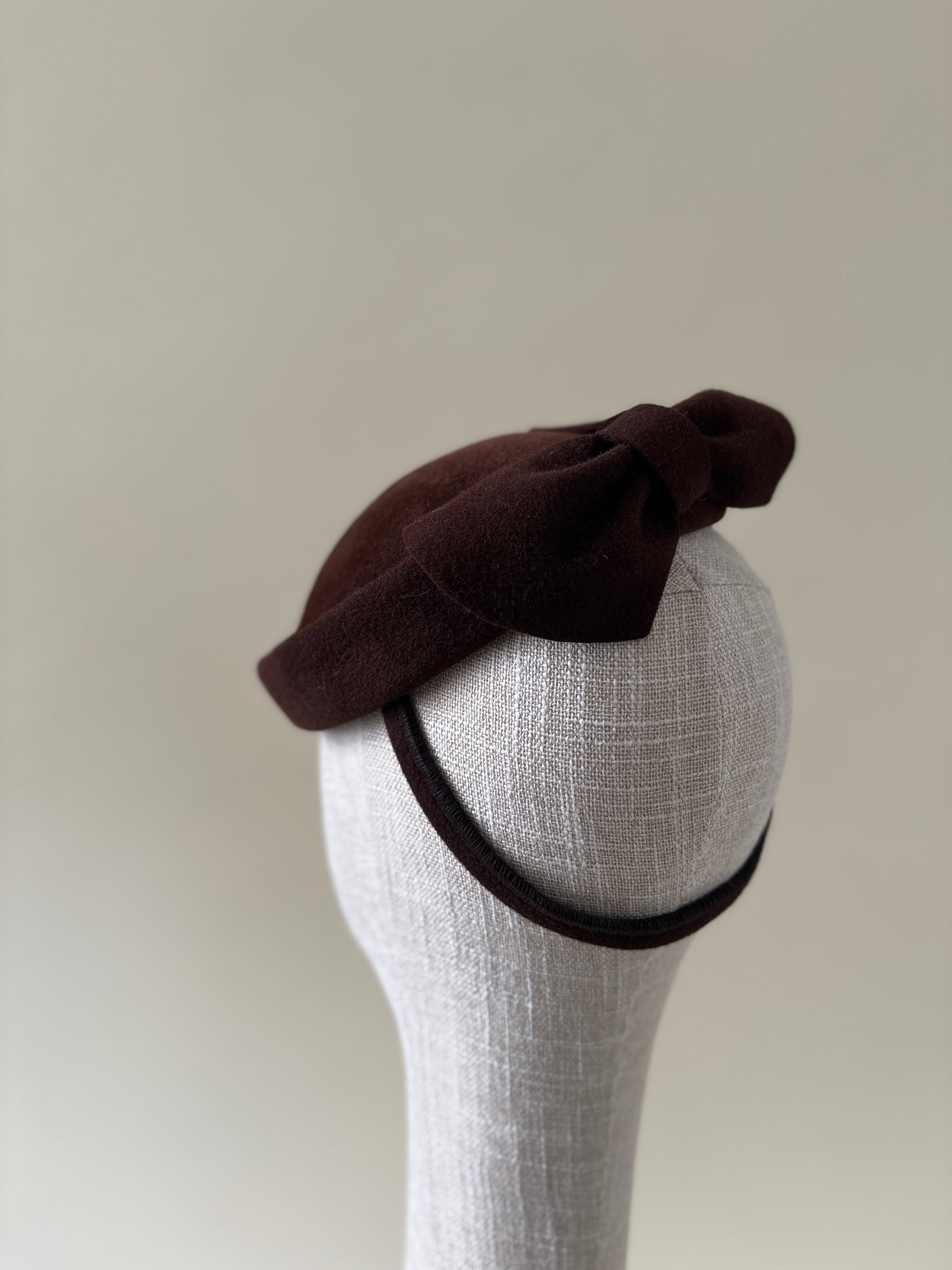 Chapeau vintage n° 057 | Chapeau cocktail en feutre de fourrure marron des années 1940 avec nœud