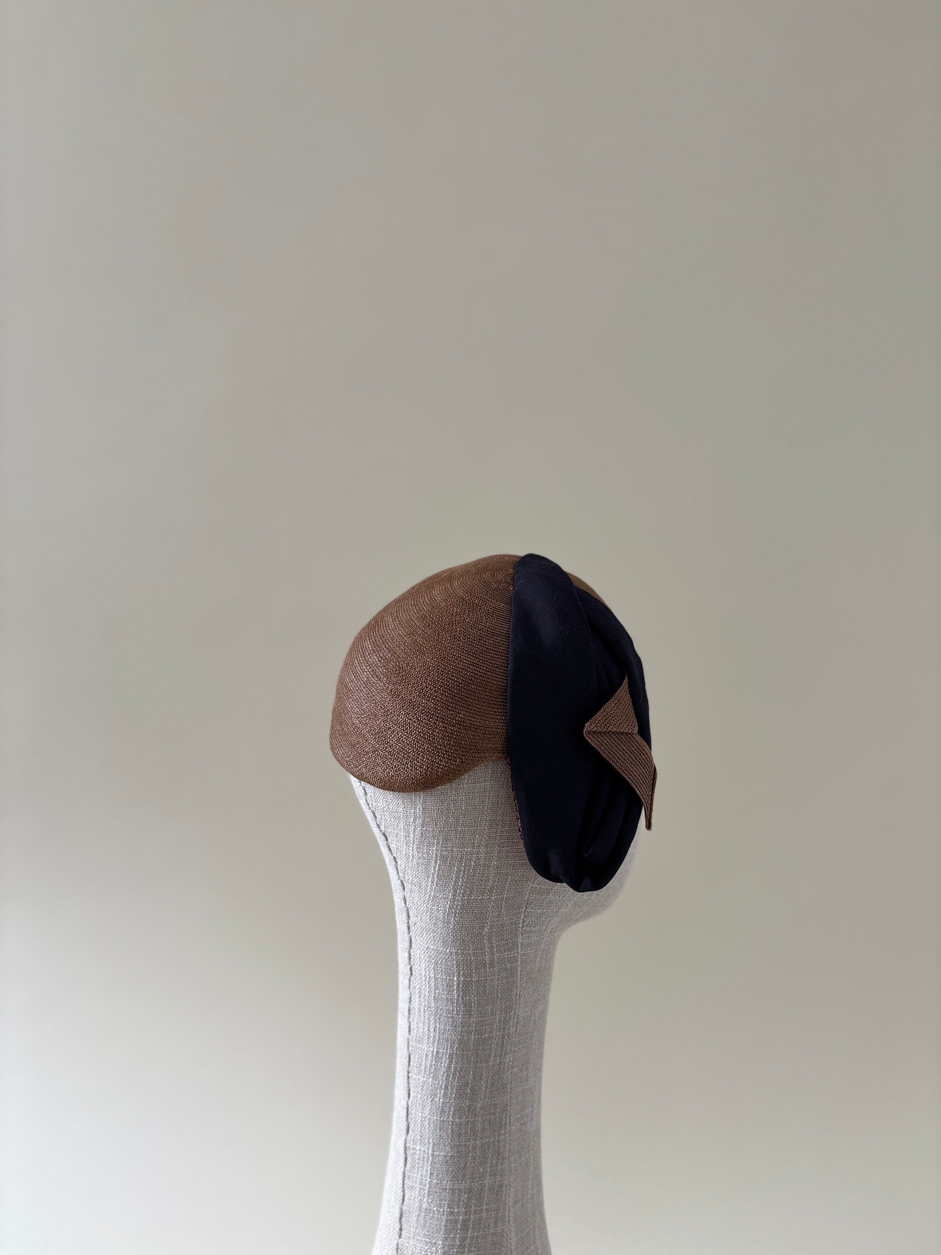 Chapeau vintage n° 013 | Demi-chapeau en paille beige des années 1940 avec garnitures bleu marine
