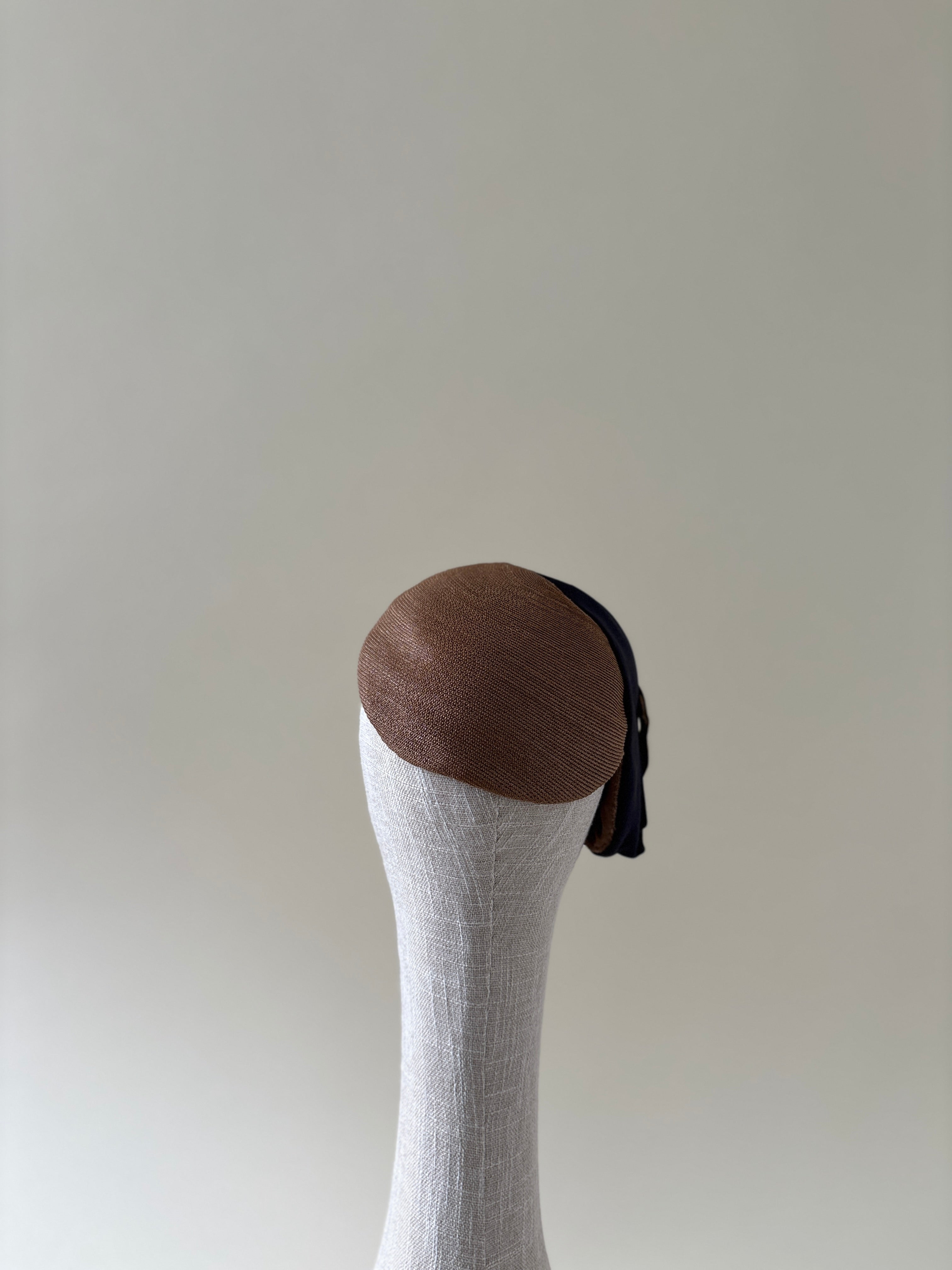 Chapeau vintage n° 013 | Demi-chapeau en paille beige des années 1940 avec garnitures bleu marine