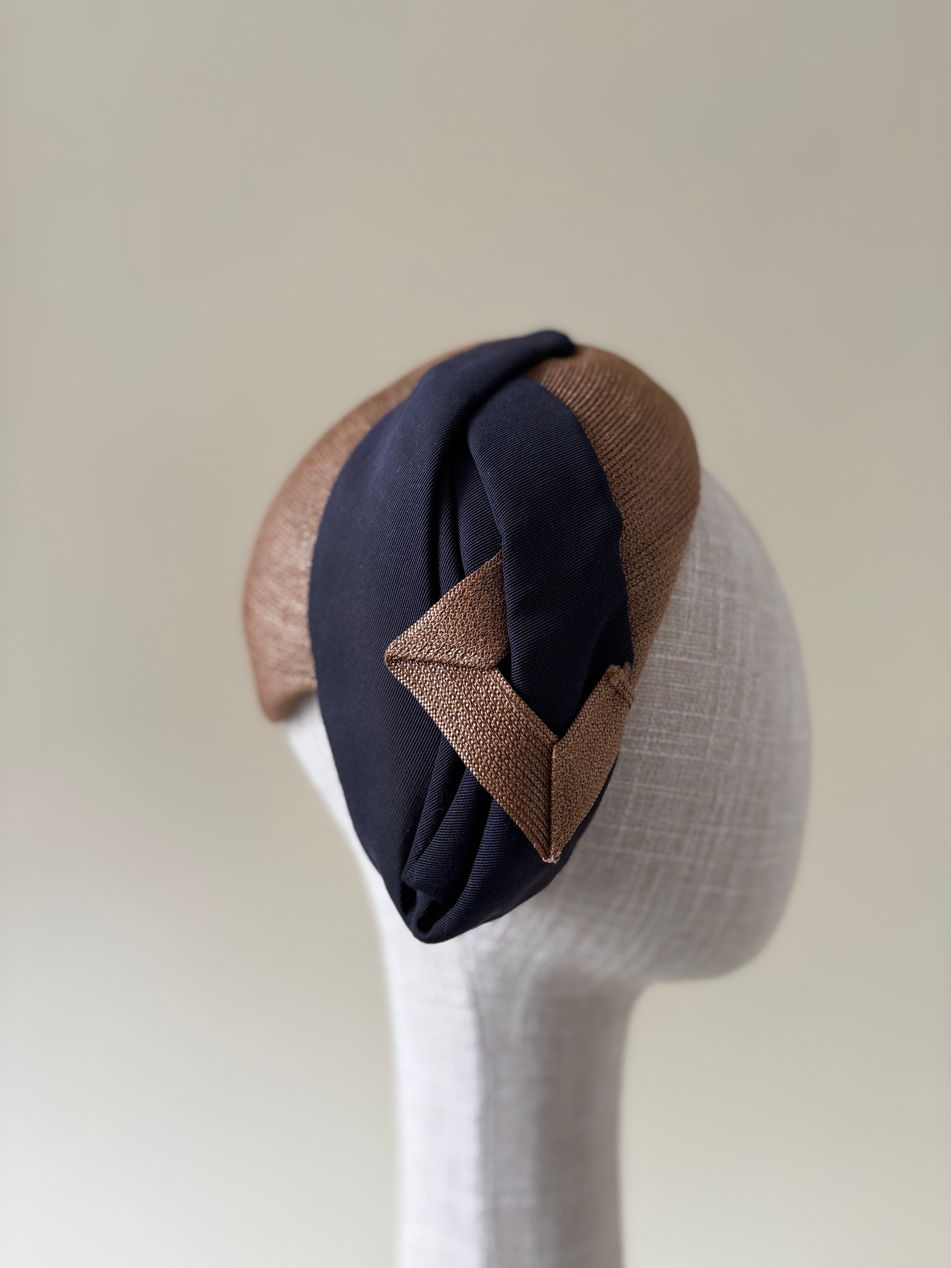 Chapeau vintage n° 013 | Demi-chapeau en paille beige des années 1940 avec garnitures bleu marine