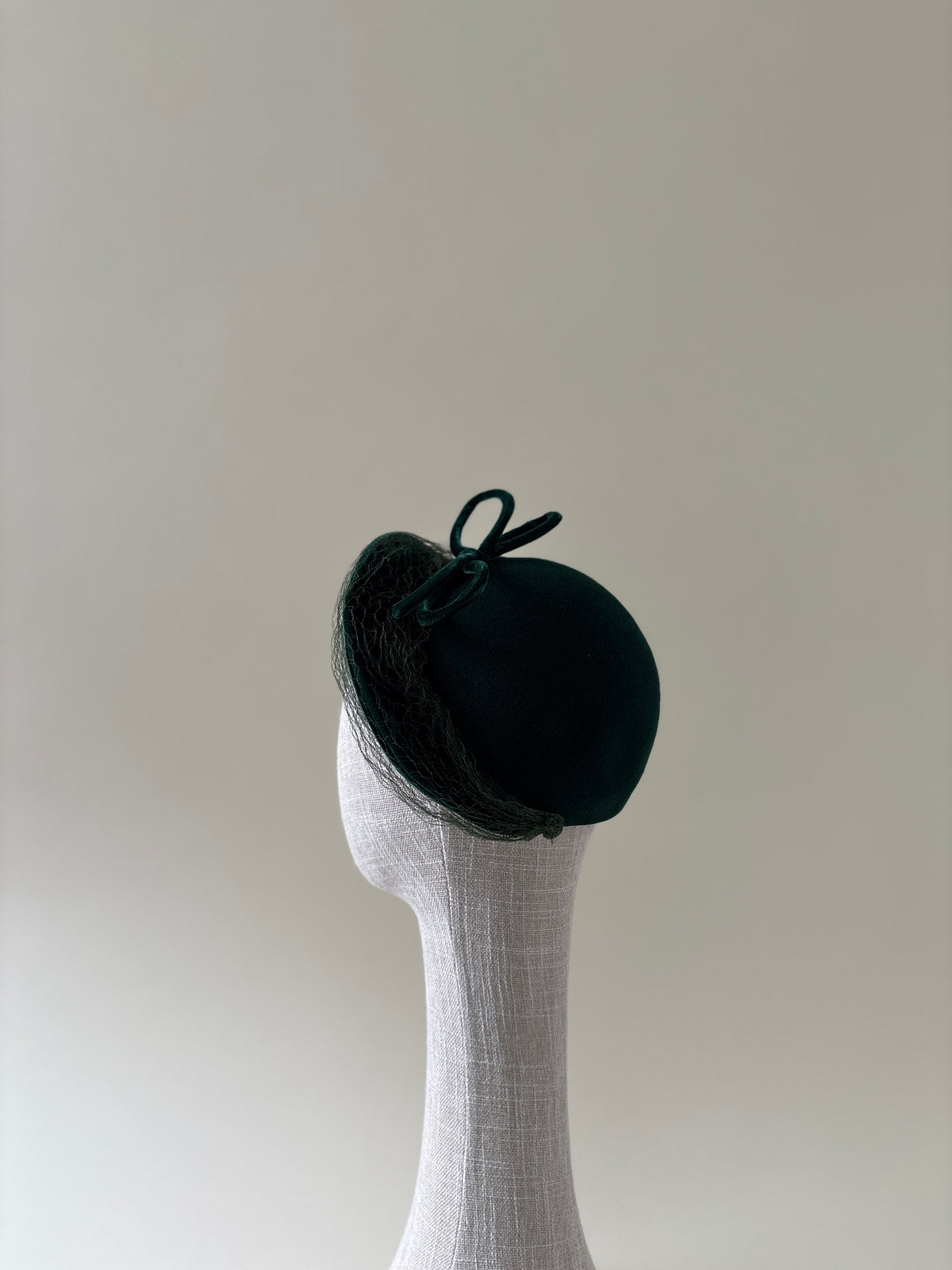 Chapeau vintage n° 037 | Demi-chapeau en feutre de laine vert foncé avec voile, années 1950