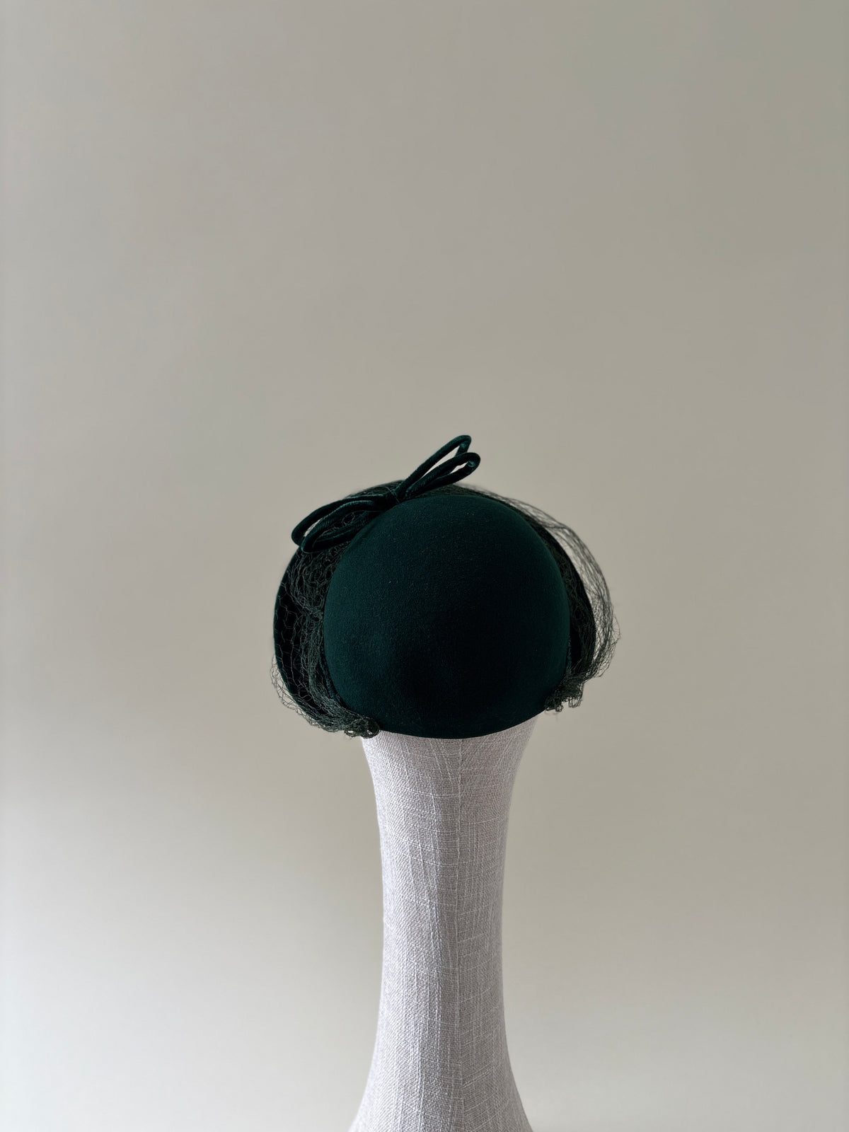 Chapeau vintage n° 037 | Demi-chapeau en feutre de laine vert foncé avec voile, années 1950