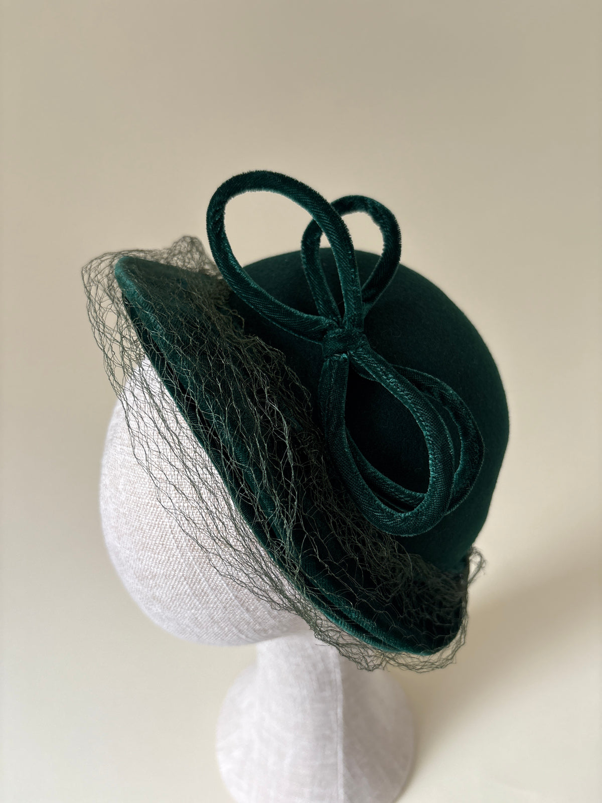 Chapeau vintage n° 037 | Demi-chapeau en feutre de laine vert foncé avec voile, années 1950