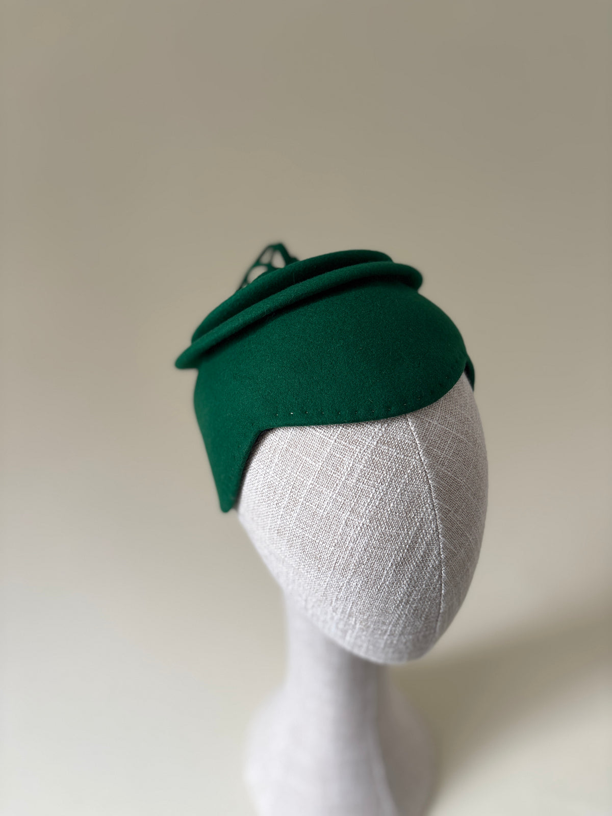 Chapeau vintage n° 035 | Demi-chapeau en feutre de laine vert Kelly, années 1940