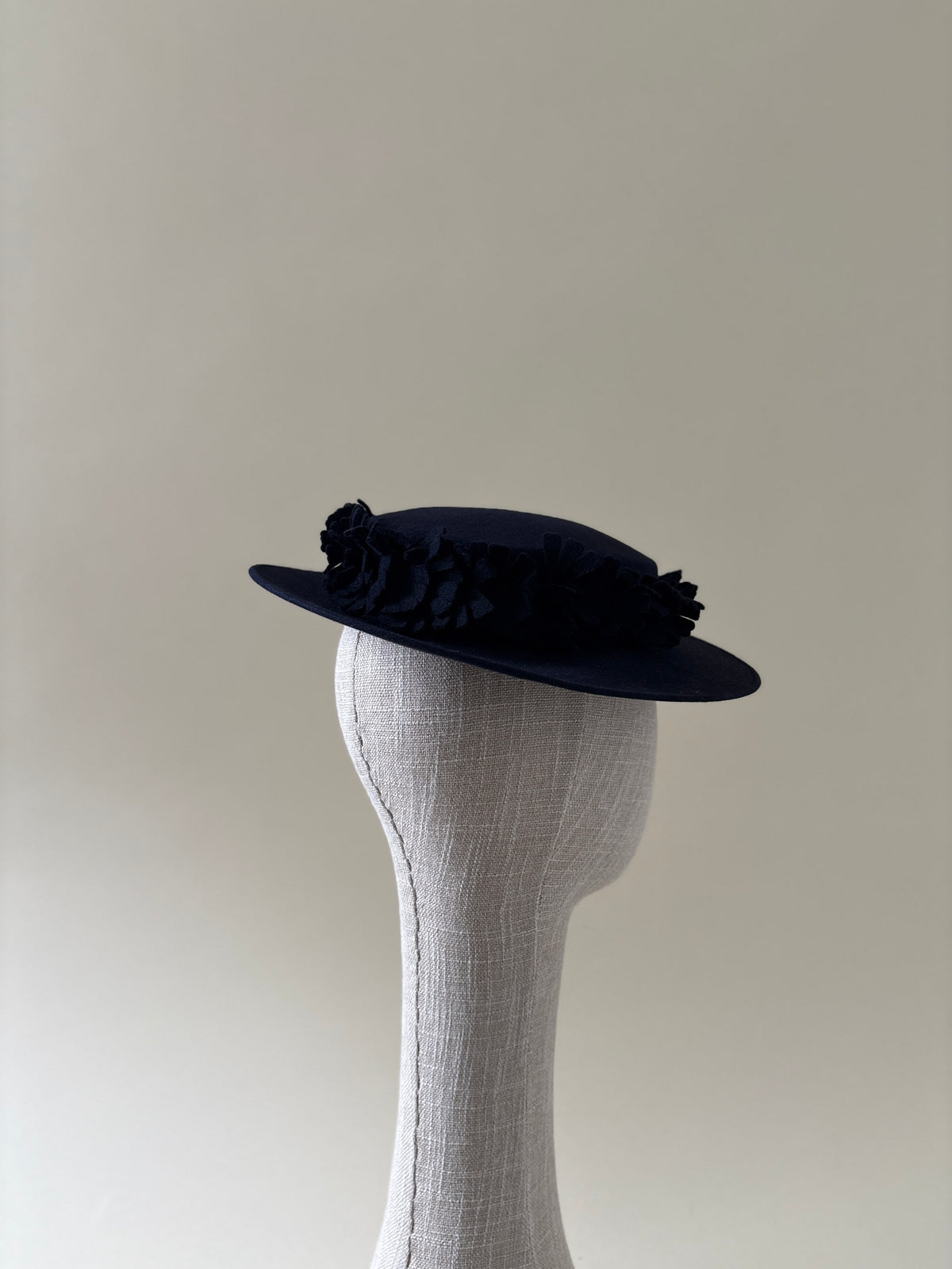 Chapeau vintage n° 045 | Canotier en feutre bleu marine des années 1980 avec garnitures en feutre