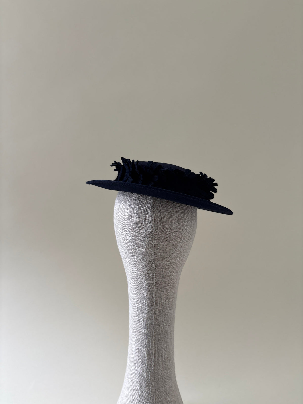 Chapeau vintage n° 045 | Canotier en feutre bleu marine des années 1980 avec garnitures en feutre