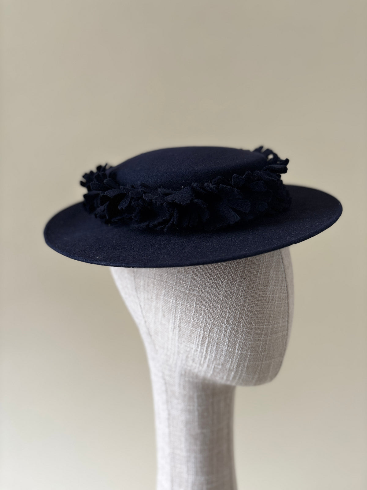 Chapeau vintage n° 045 | Canotier en feutre bleu marine des années 1980 avec garnitures en feutre