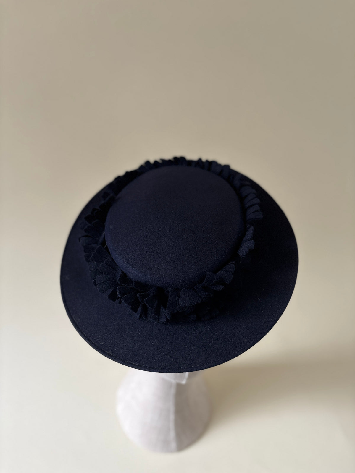 Chapeau vintage n° 045 | Canotier en feutre bleu marine des années 1980 avec garnitures en feutre