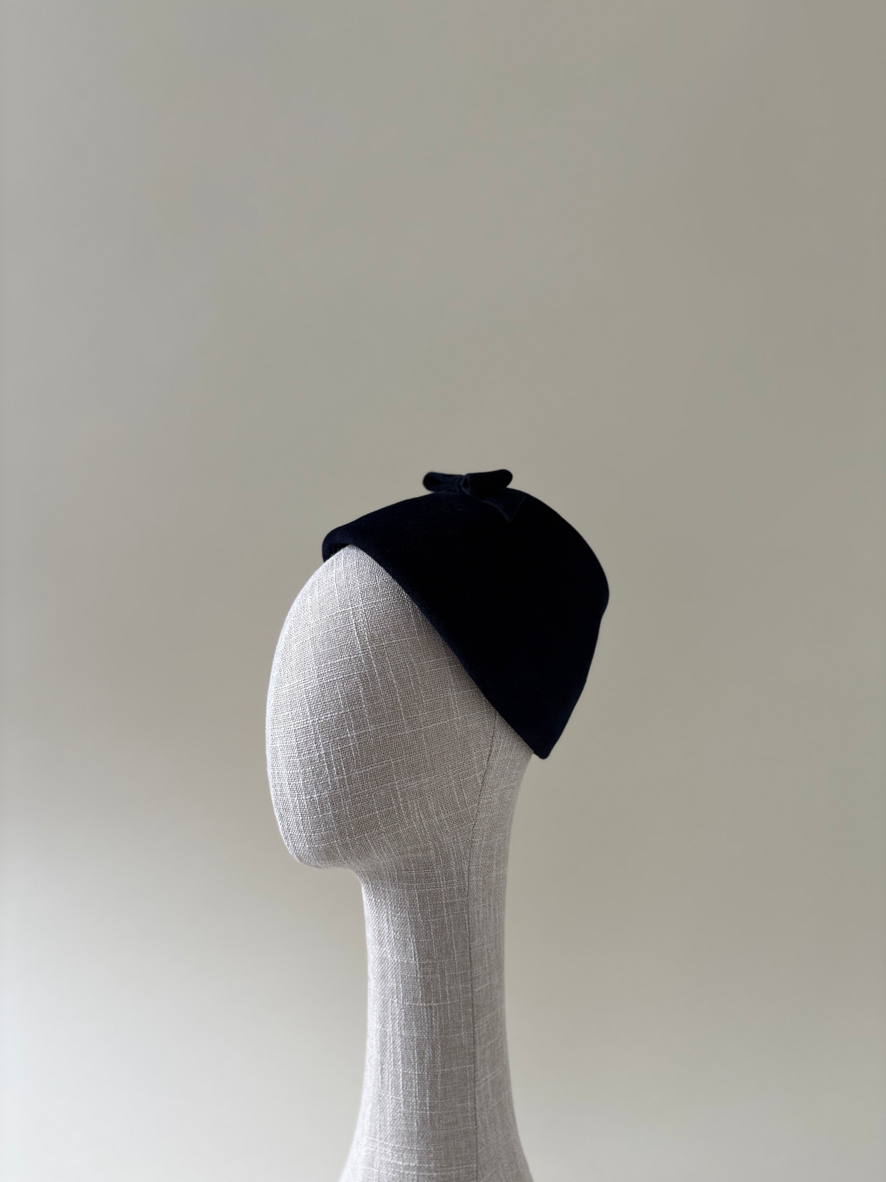 Vintage hat #048 | 1950's Navy blue velour fur felt half hat