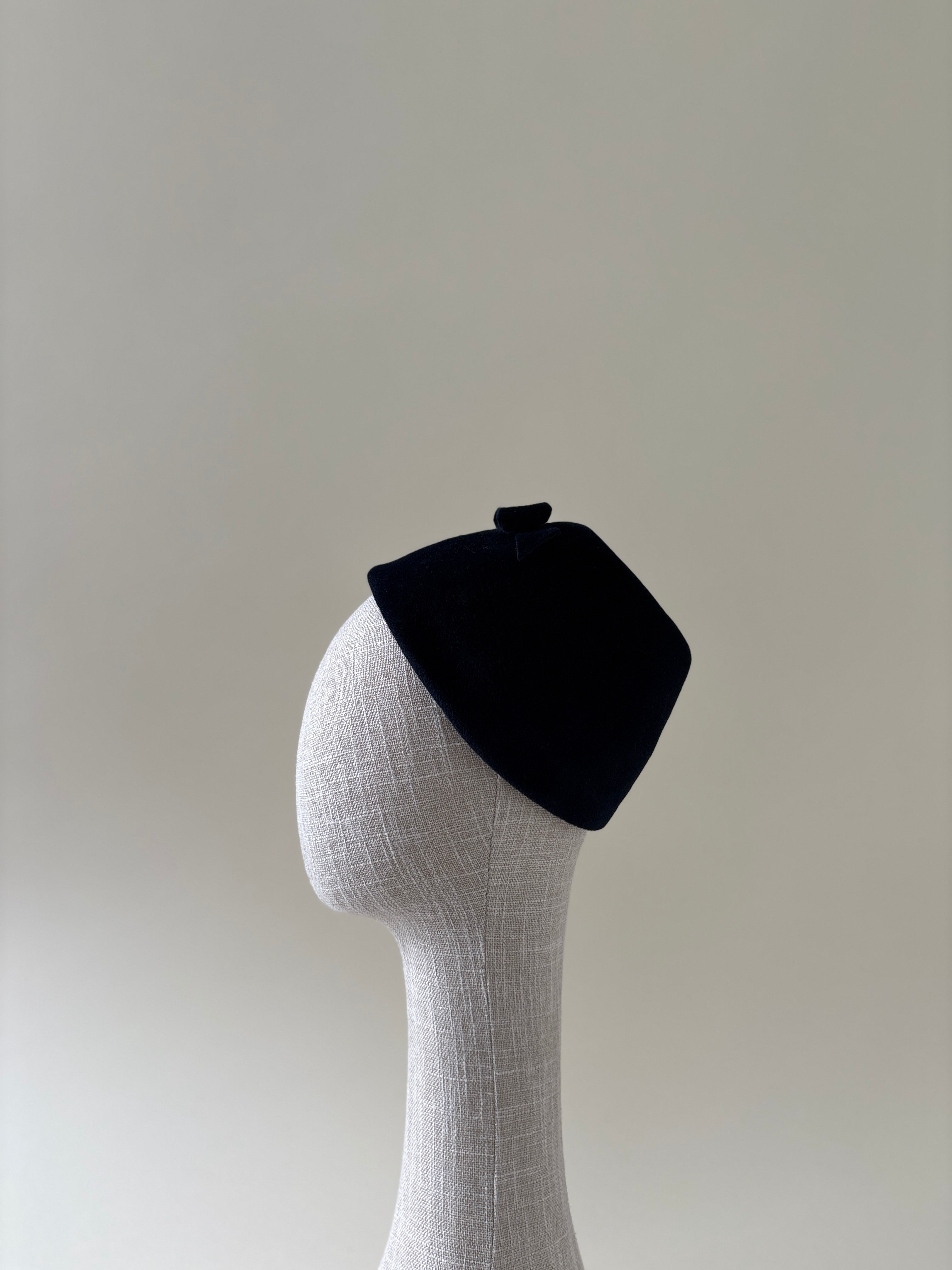 Vintage hat #048 | 1950's Navy blue velour fur felt half hat