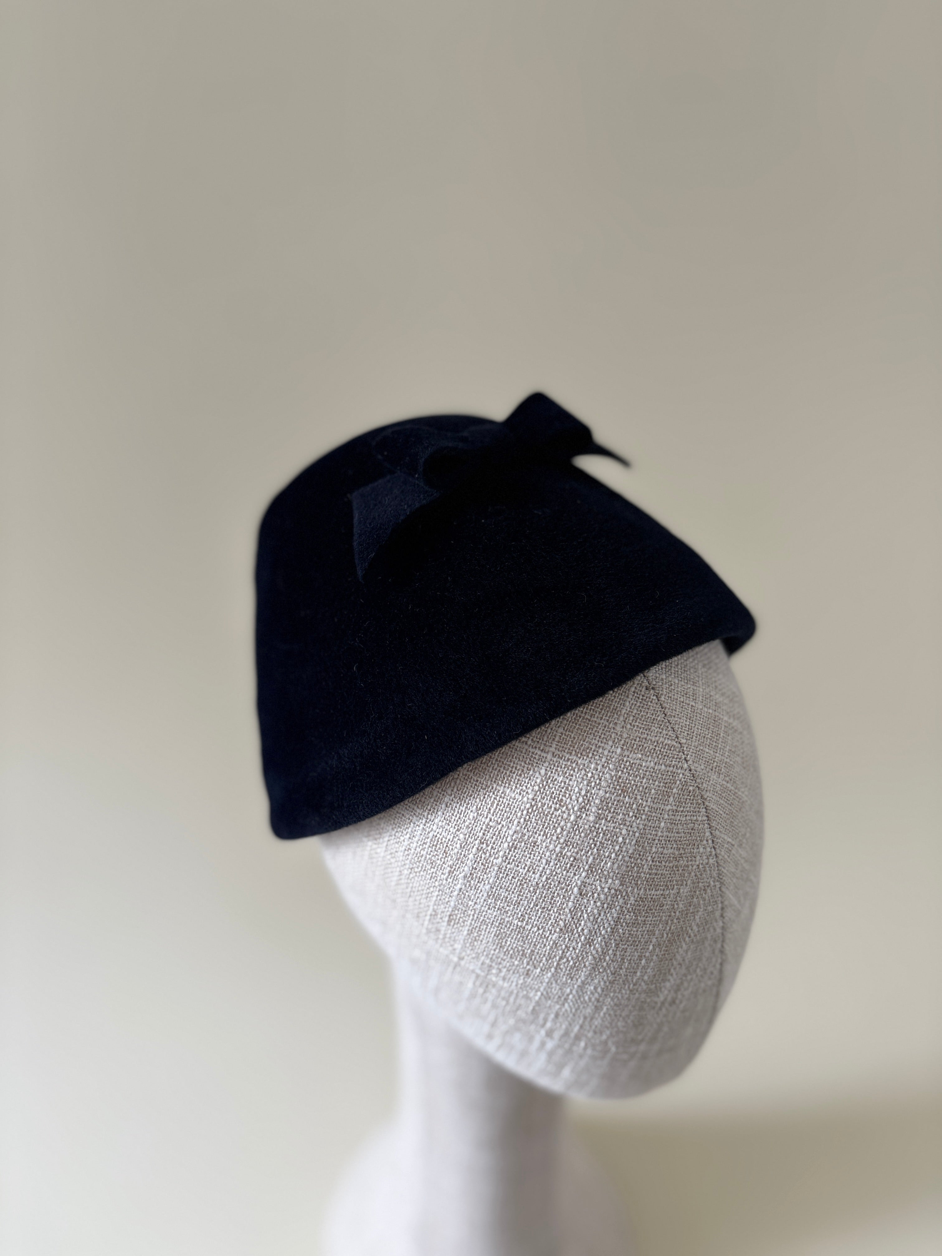 Vintage hat #048 | 1950's Navy blue velour fur felt half hat