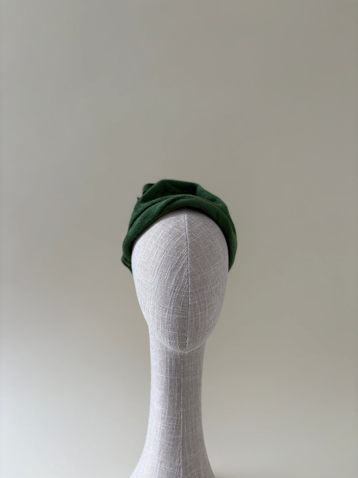 Chapeau vintage n° 036 | Demi-chapeau en feutre de fourrure drapé vert pois, années 1940