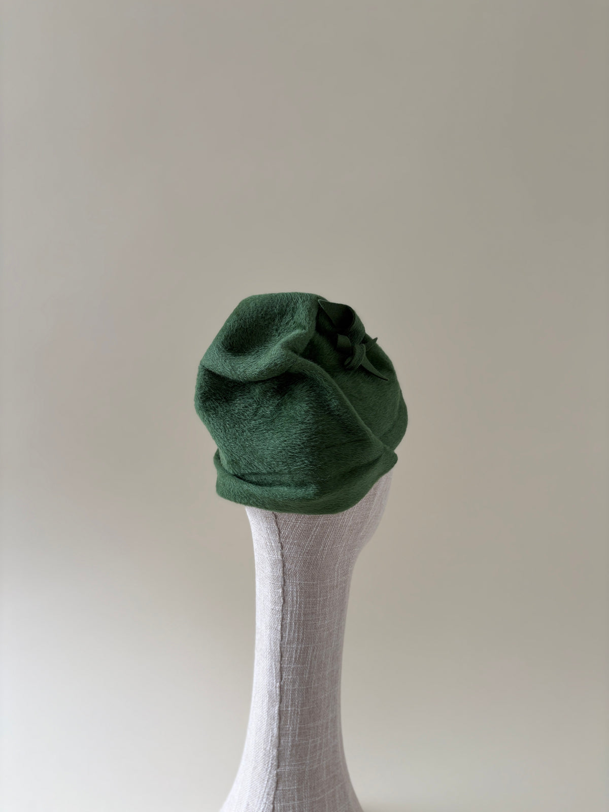 Chapeau vintage n° 036 | Demi-chapeau en feutre de fourrure drapé vert pois, années 1940