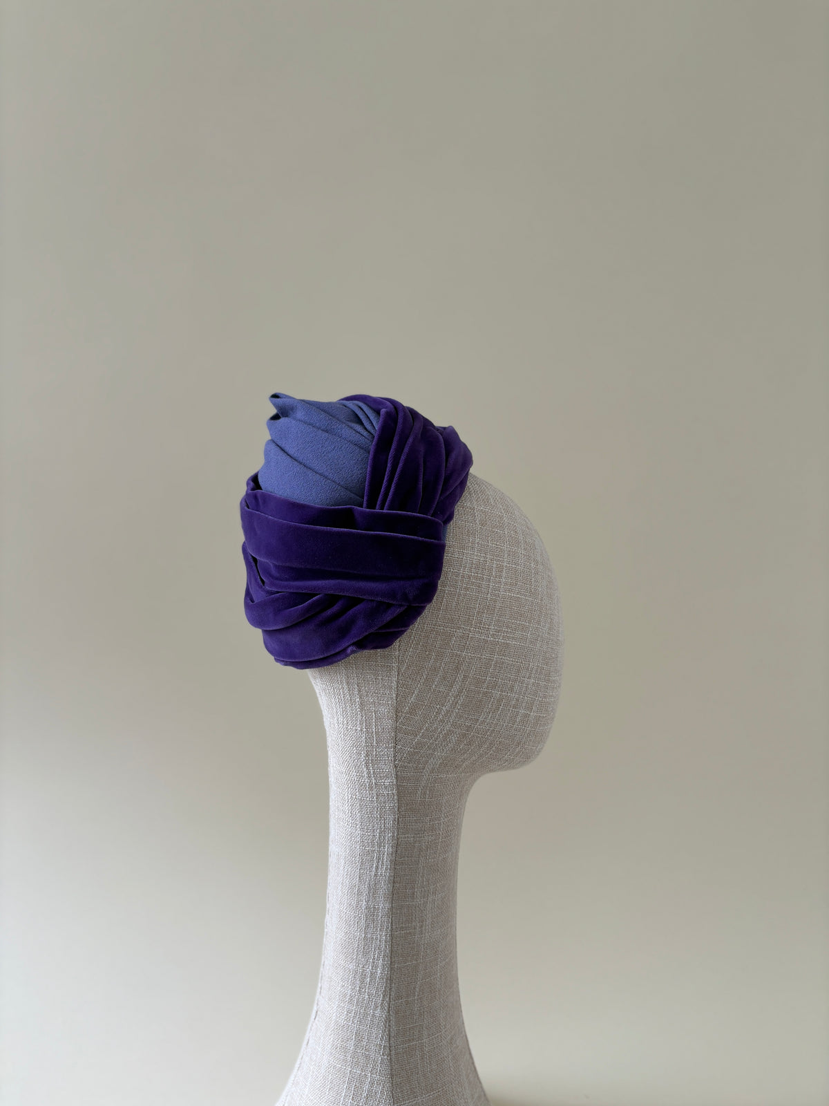 Chapeau vintage n° 044 | Tuque drapée en velours violet des années 1960