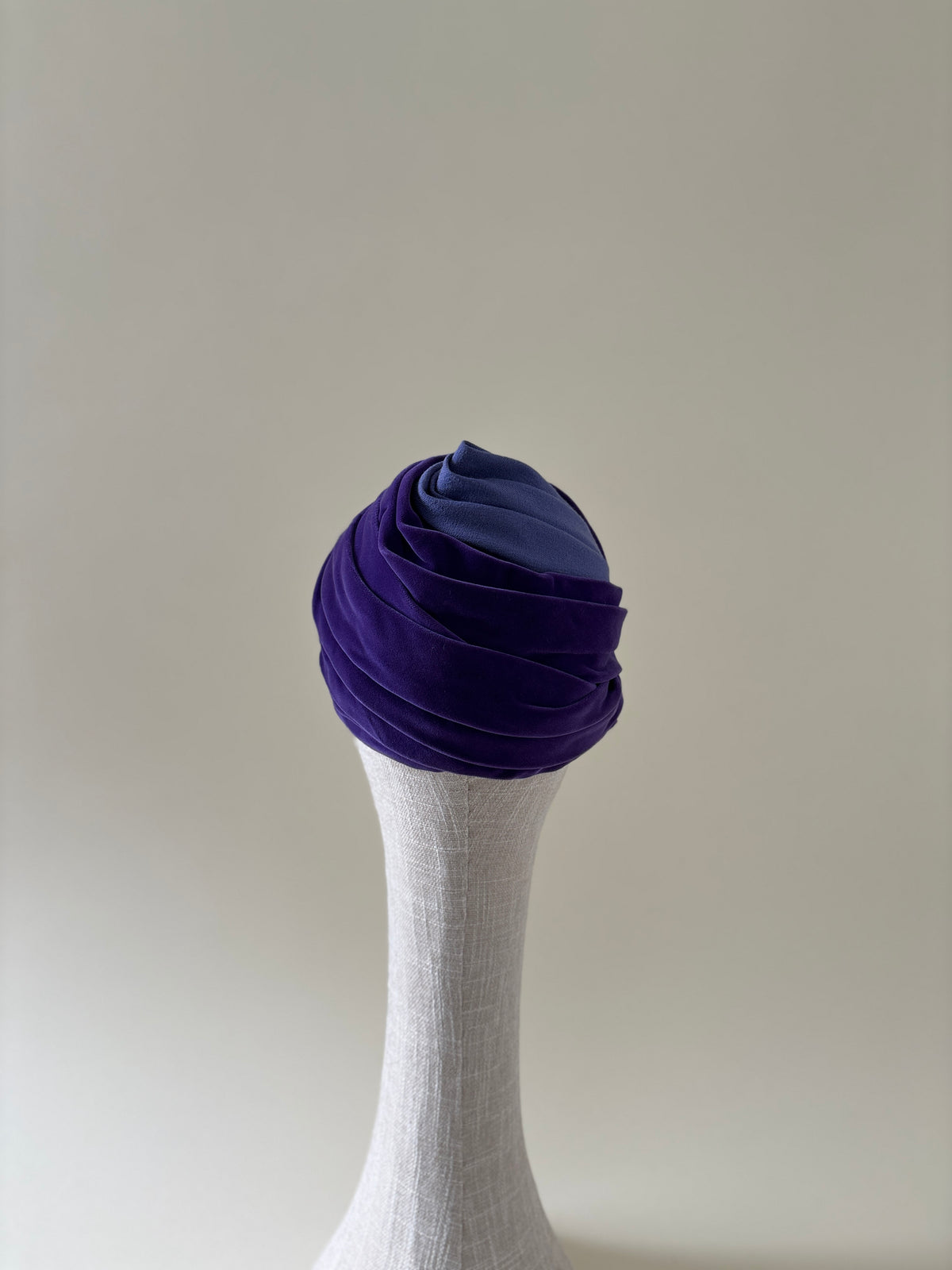 Chapeau vintage n° 044 | Tuque drapée en velours violet des années 1960