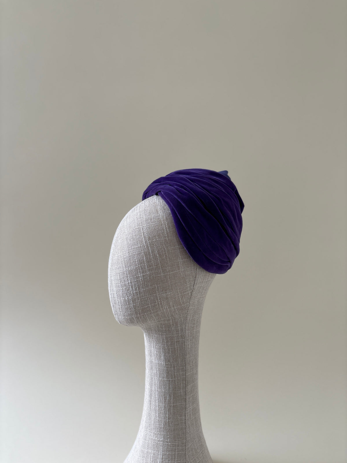 Chapeau vintage n° 044 | Tuque drapée en velours violet des années 1960