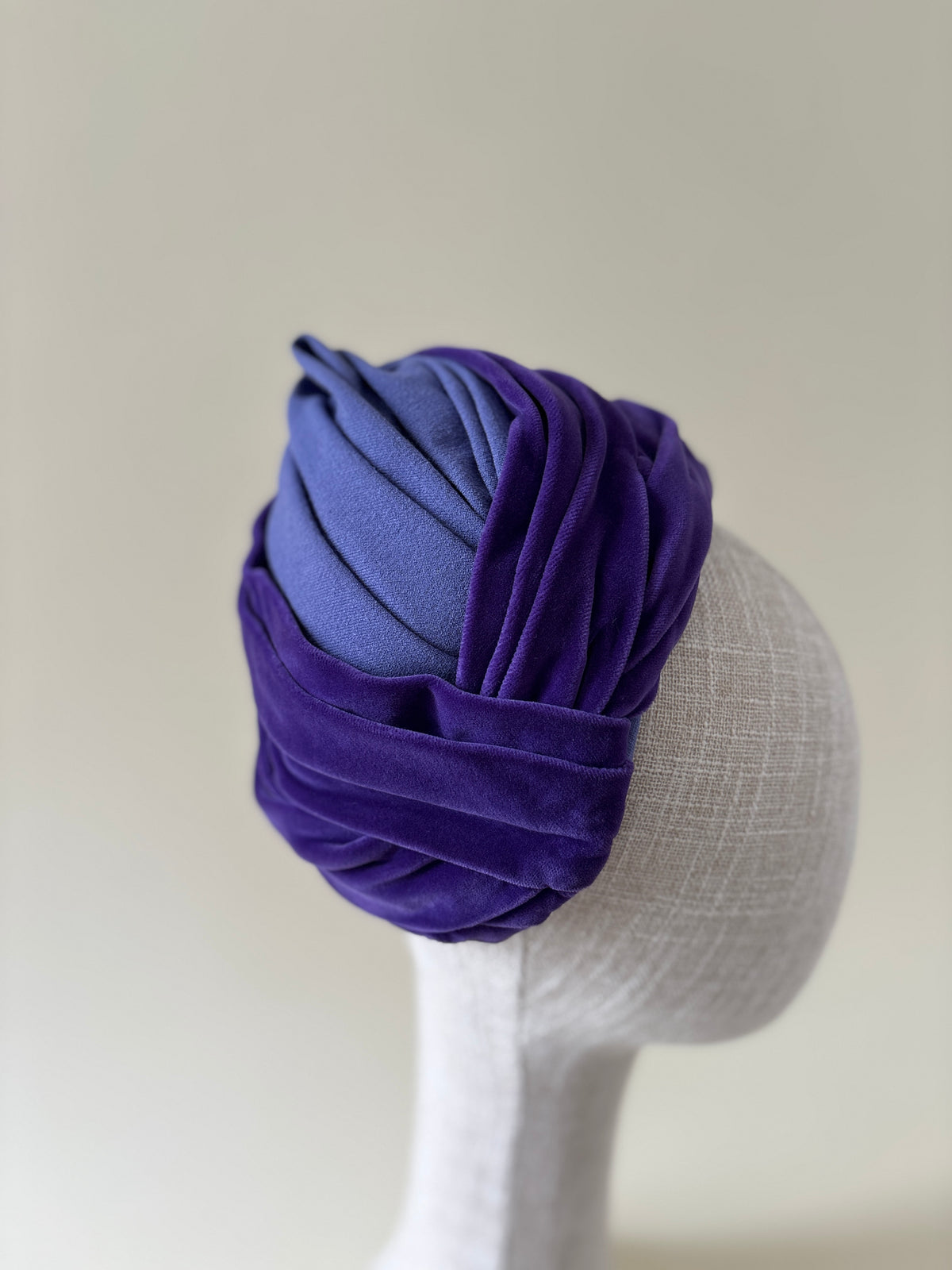 Chapeau vintage n° 044 | Tuque drapée en velours violet des années 1960