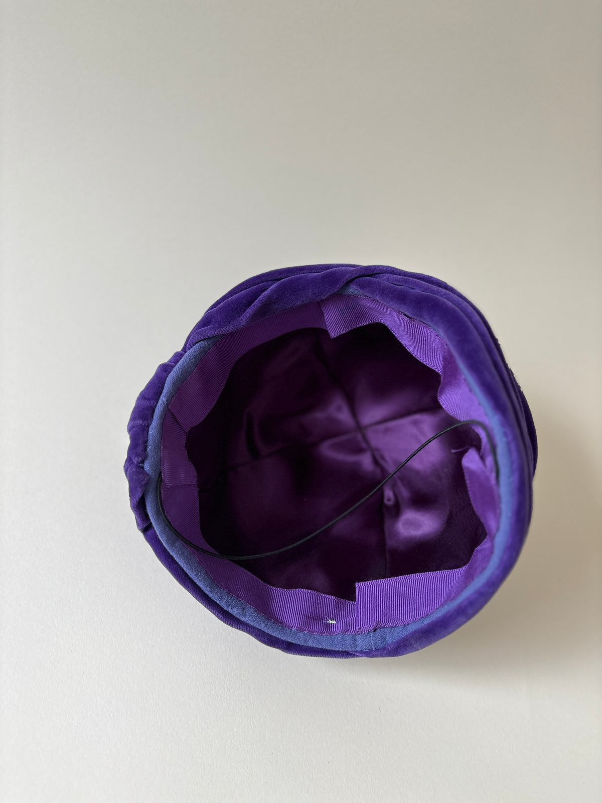 Chapeau vintage n° 044 | Tuque drapée en velours violet des années 1960