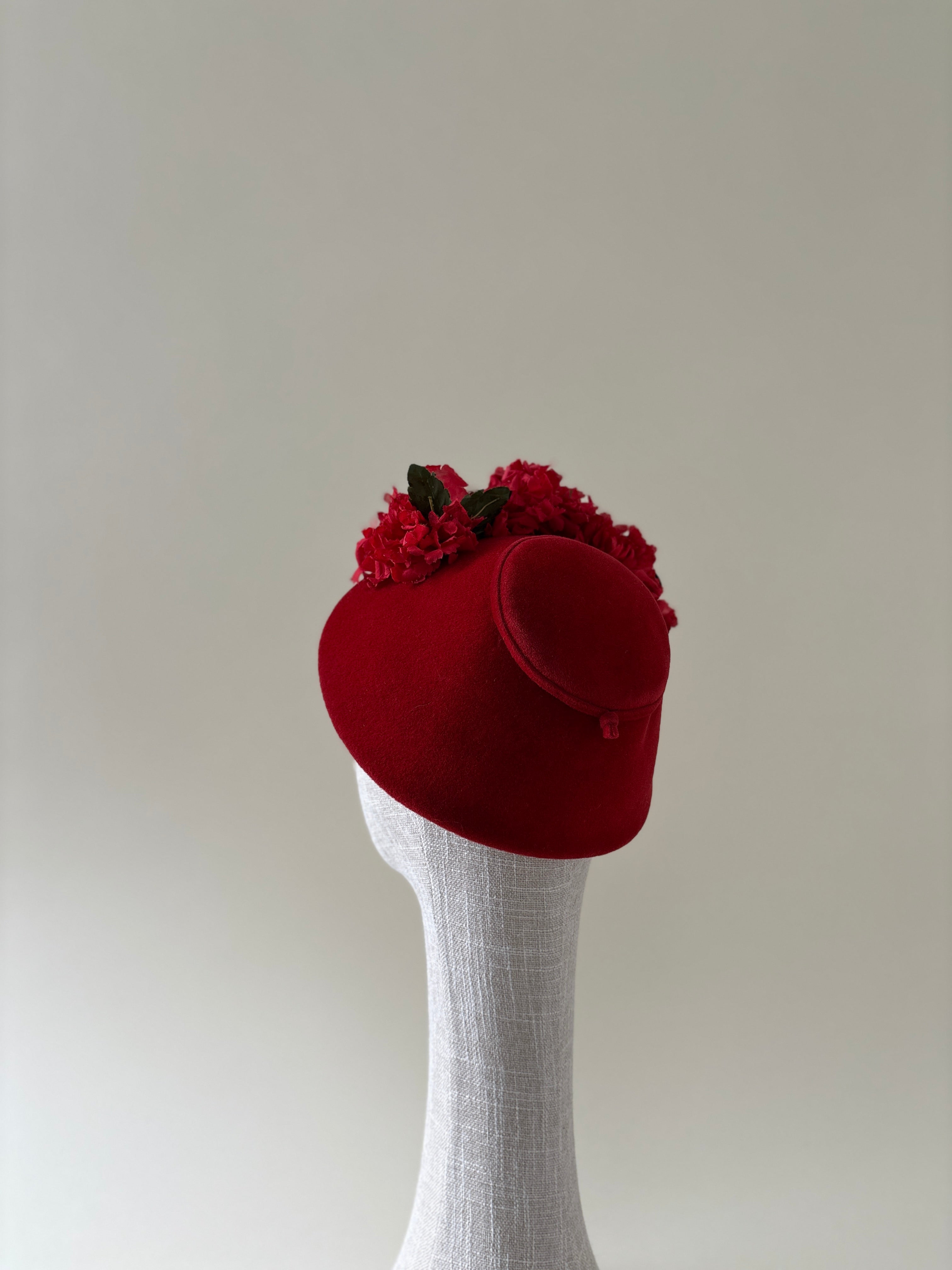 Chapeau vintage n° 065 | Chapeau en feutre de fourrure rouge vif des années 1950, orné d'œillets