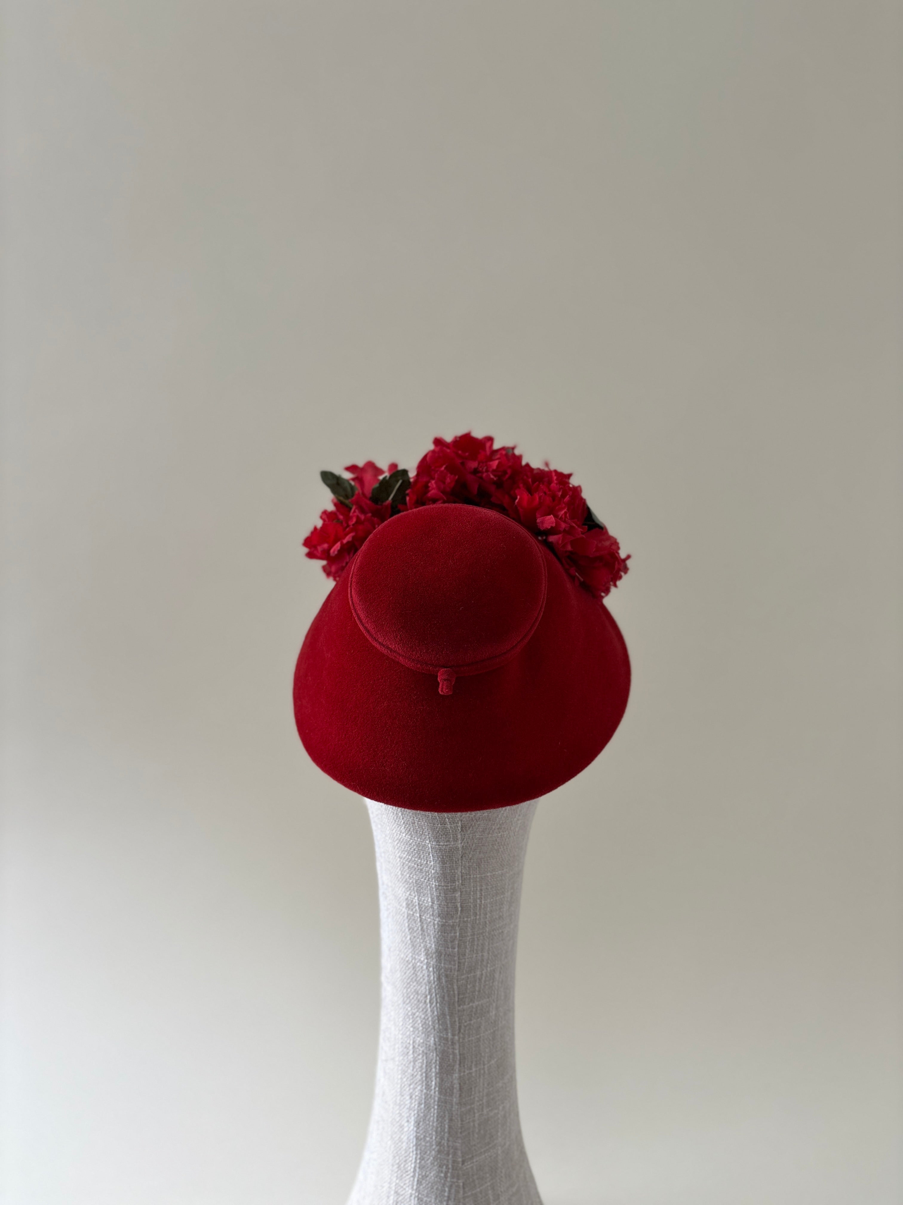 Chapeau vintage n° 065 | Chapeau en feutre de fourrure rouge vif des années 1950, orné d'œillets