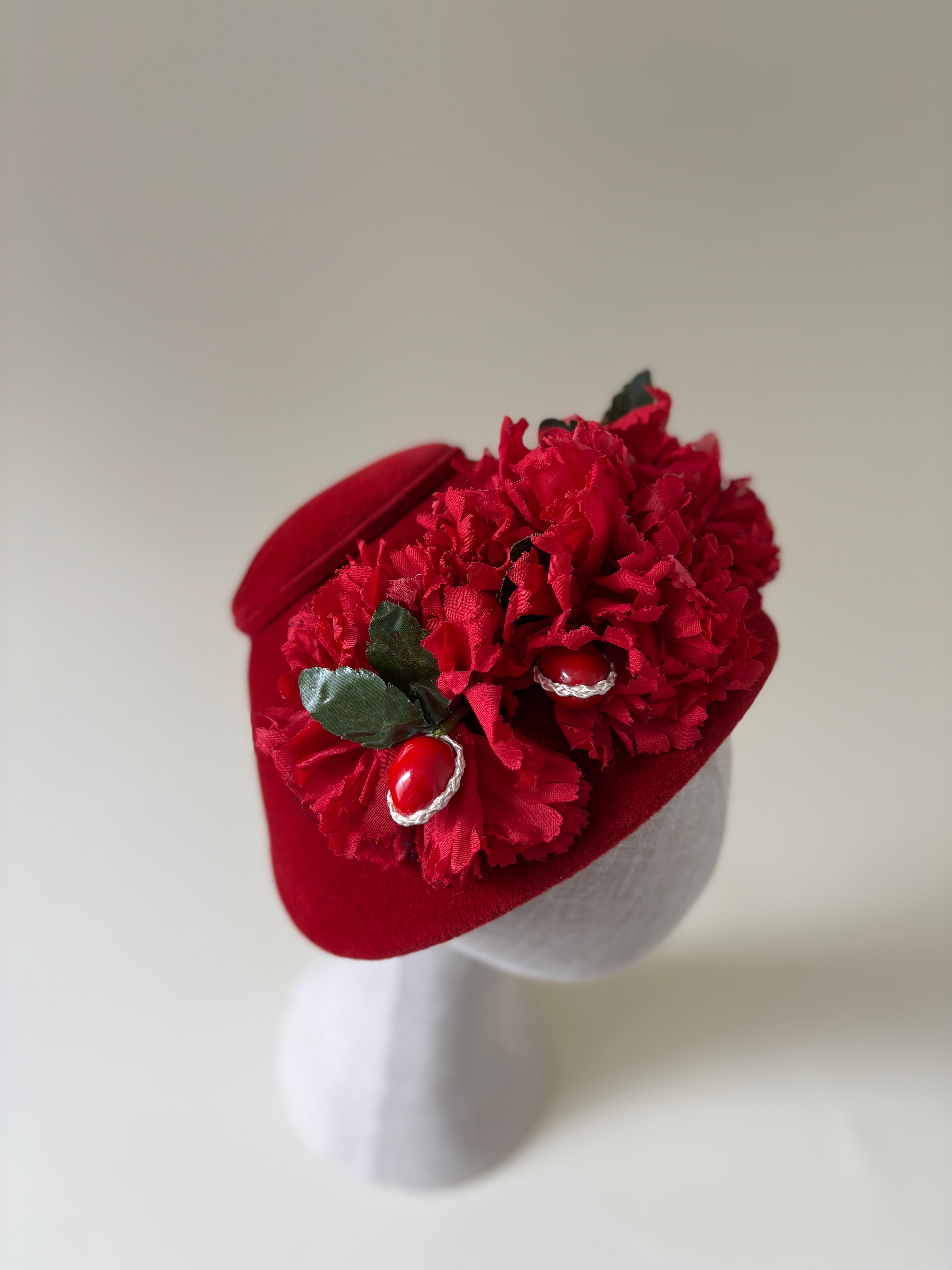 Chapeau vintage n° 065 | Chapeau en feutre de fourrure rouge vif des années 1950, orné d'œillets