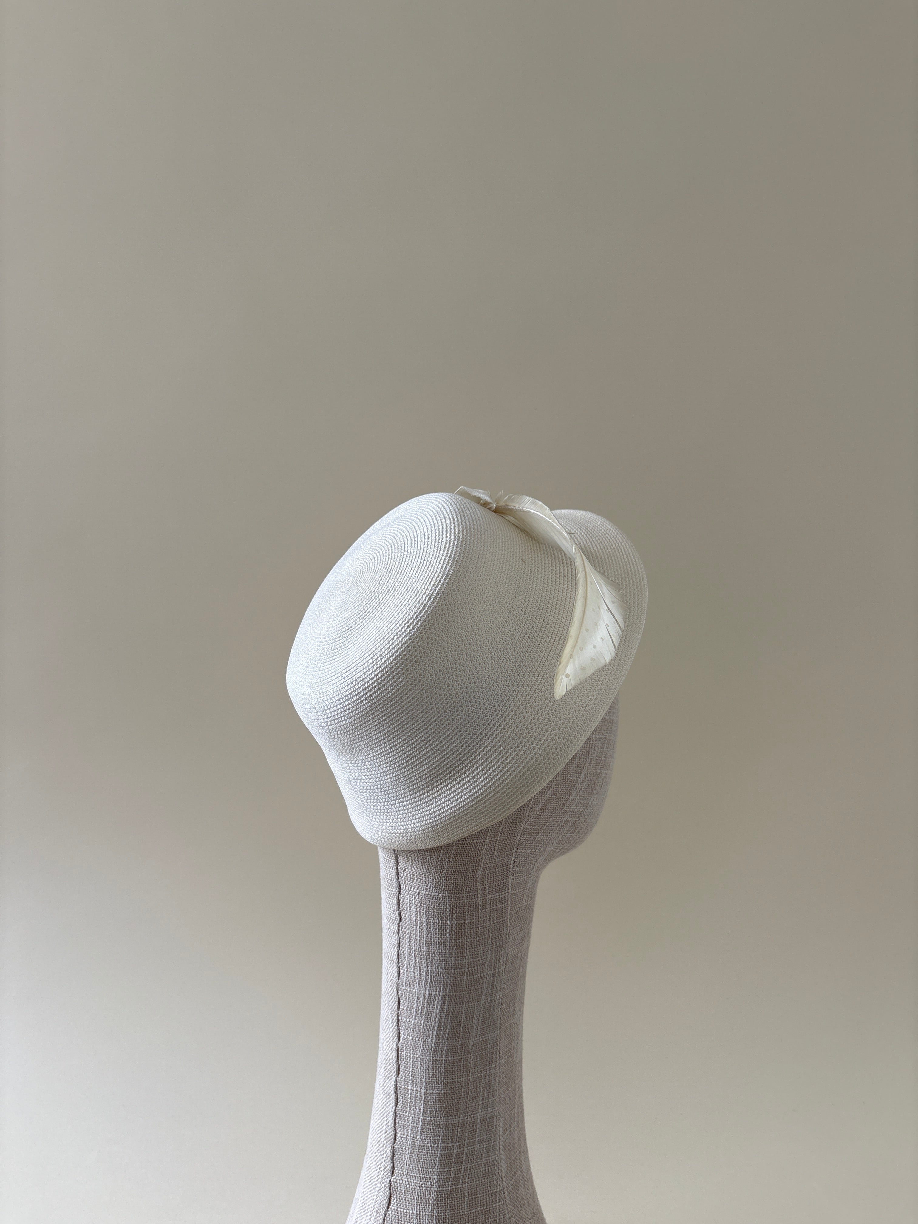 Chapeau vintage n° 014 | Demi-chapeau en paille blanche des années 1950 orné d'une plume blanche