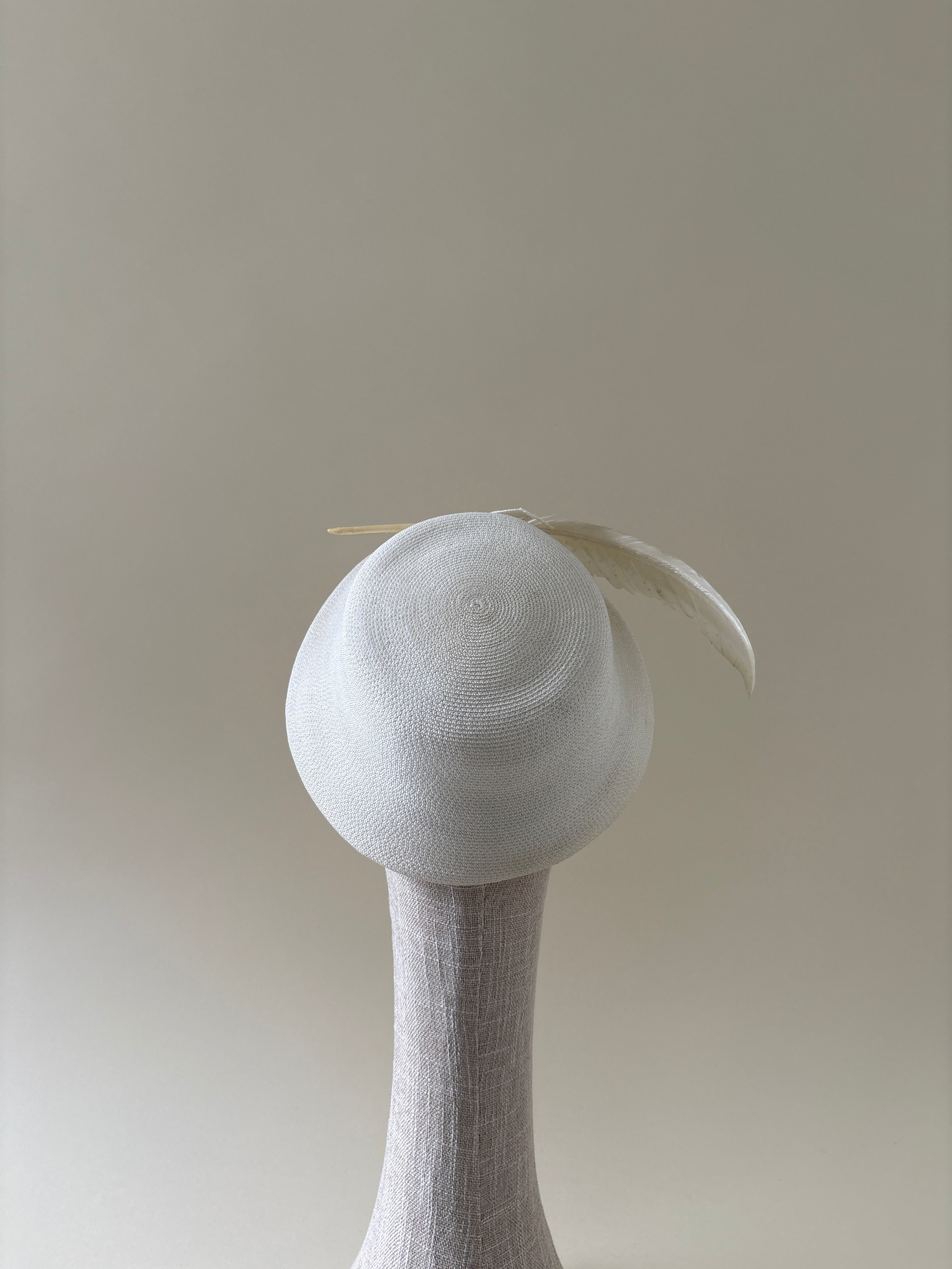 Chapeau vintage n° 014 | Demi-chapeau en paille blanche des années 1950 orné d'une plume blanche