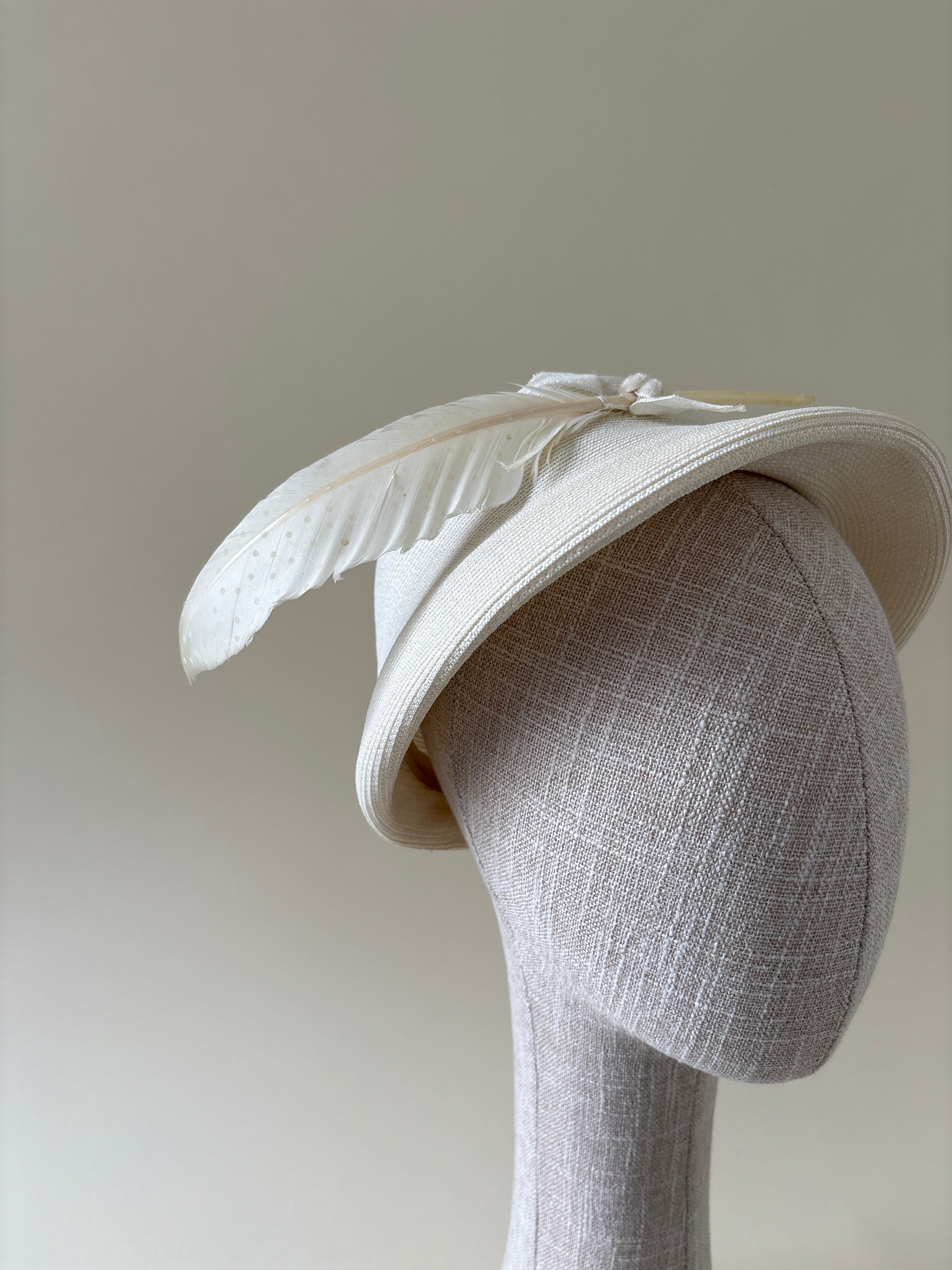 Chapeau vintage n° 014 | Demi-chapeau en paille blanche des années 1950 orné d'une plume blanche