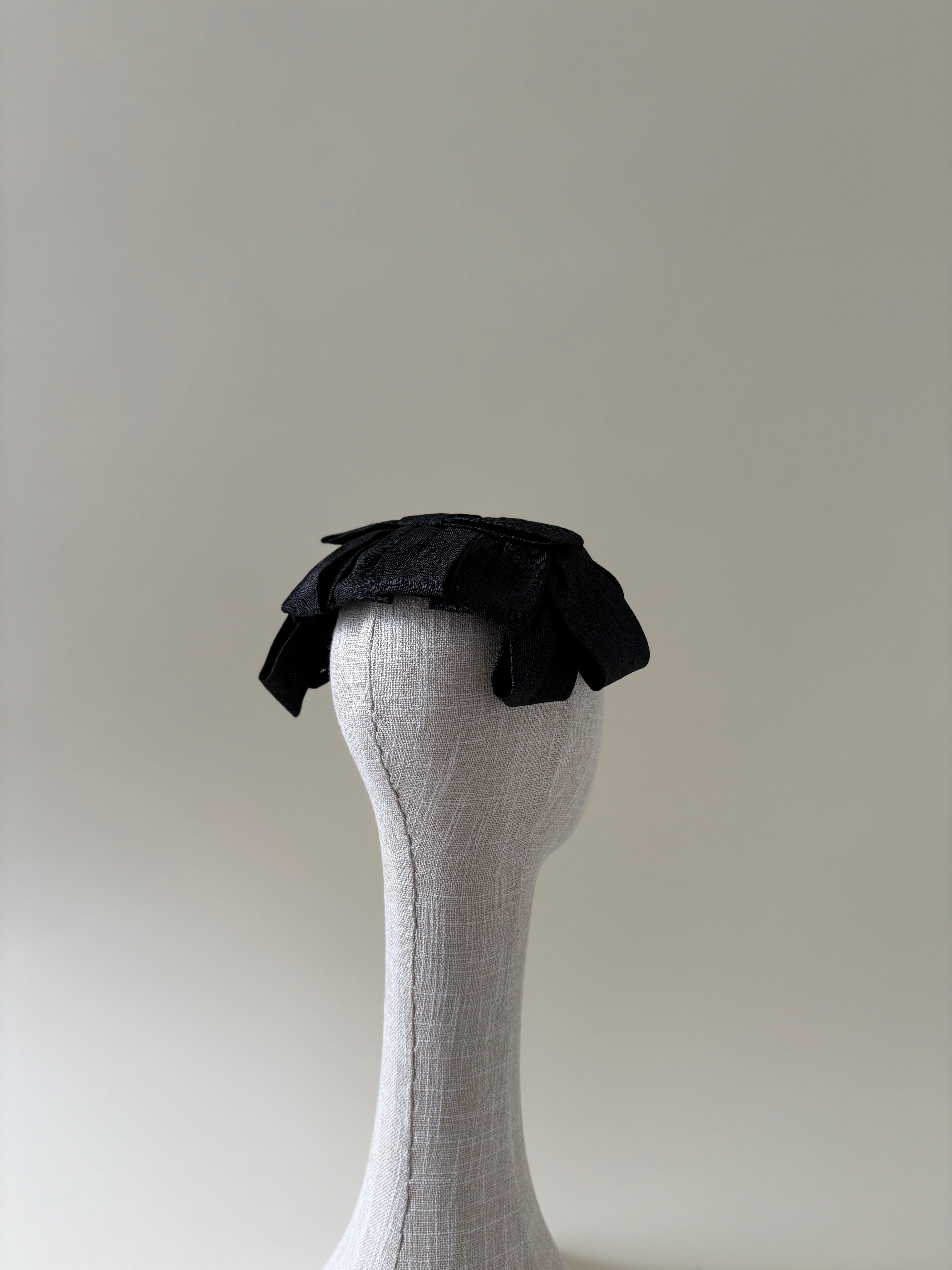 Chapeau vintage n° 052 | Demi-chapeau noir à nœud papillon, années 1950