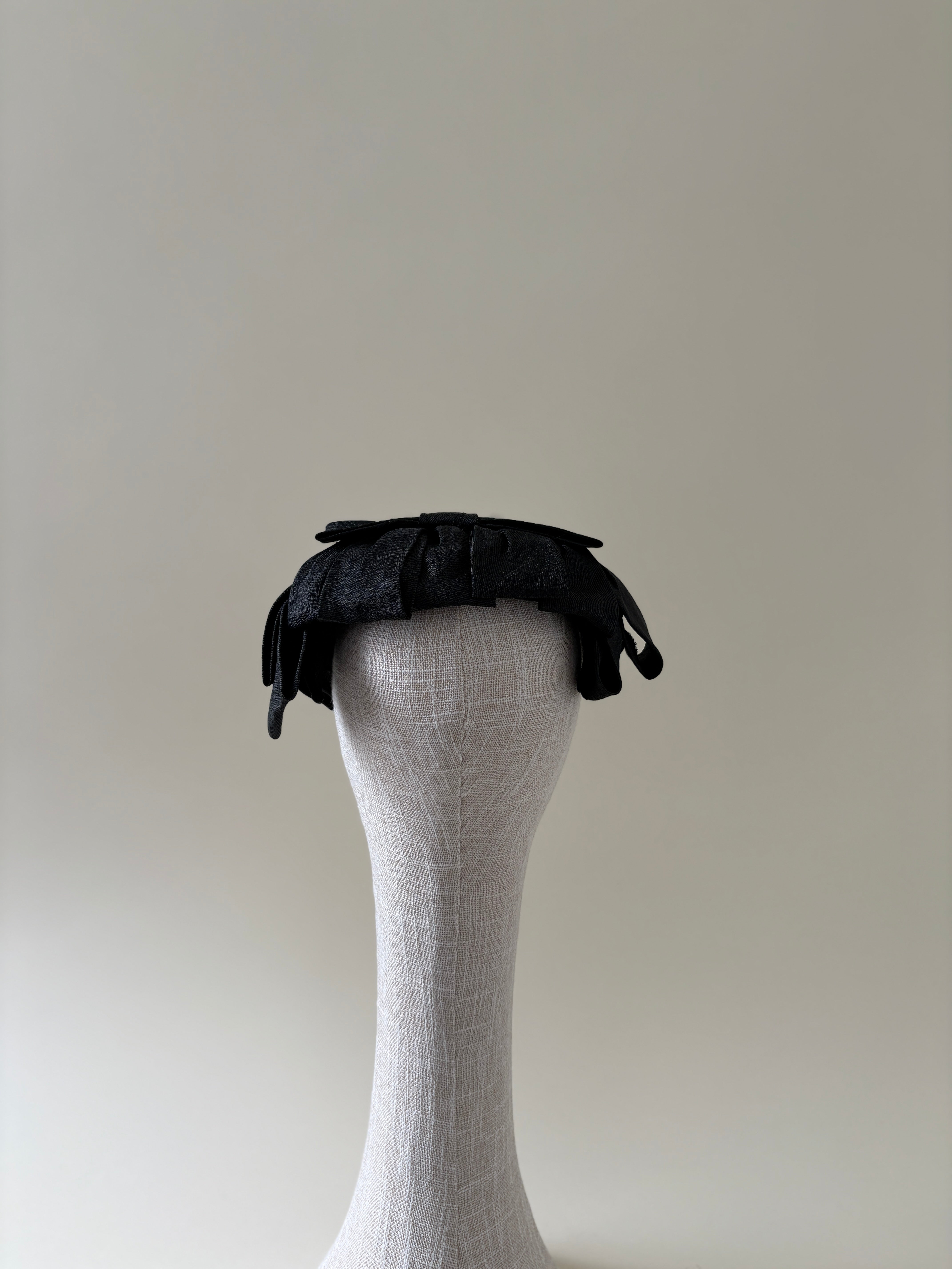 Chapeau vintage n° 052 | Demi-chapeau noir à nœud papillon, années 1950