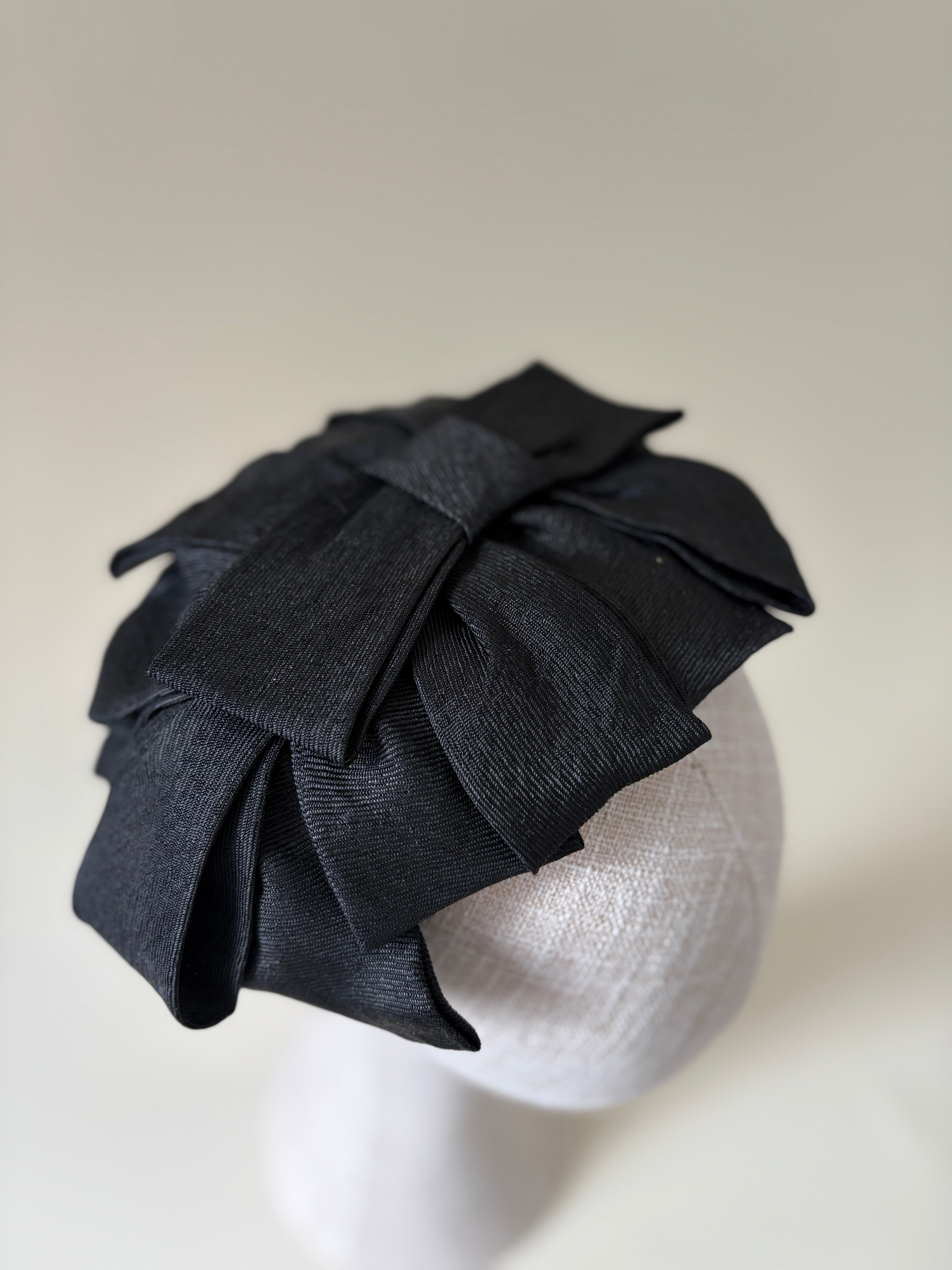 Chapeau vintage n° 052 | Demi-chapeau noir à nœud papillon, années 1950
