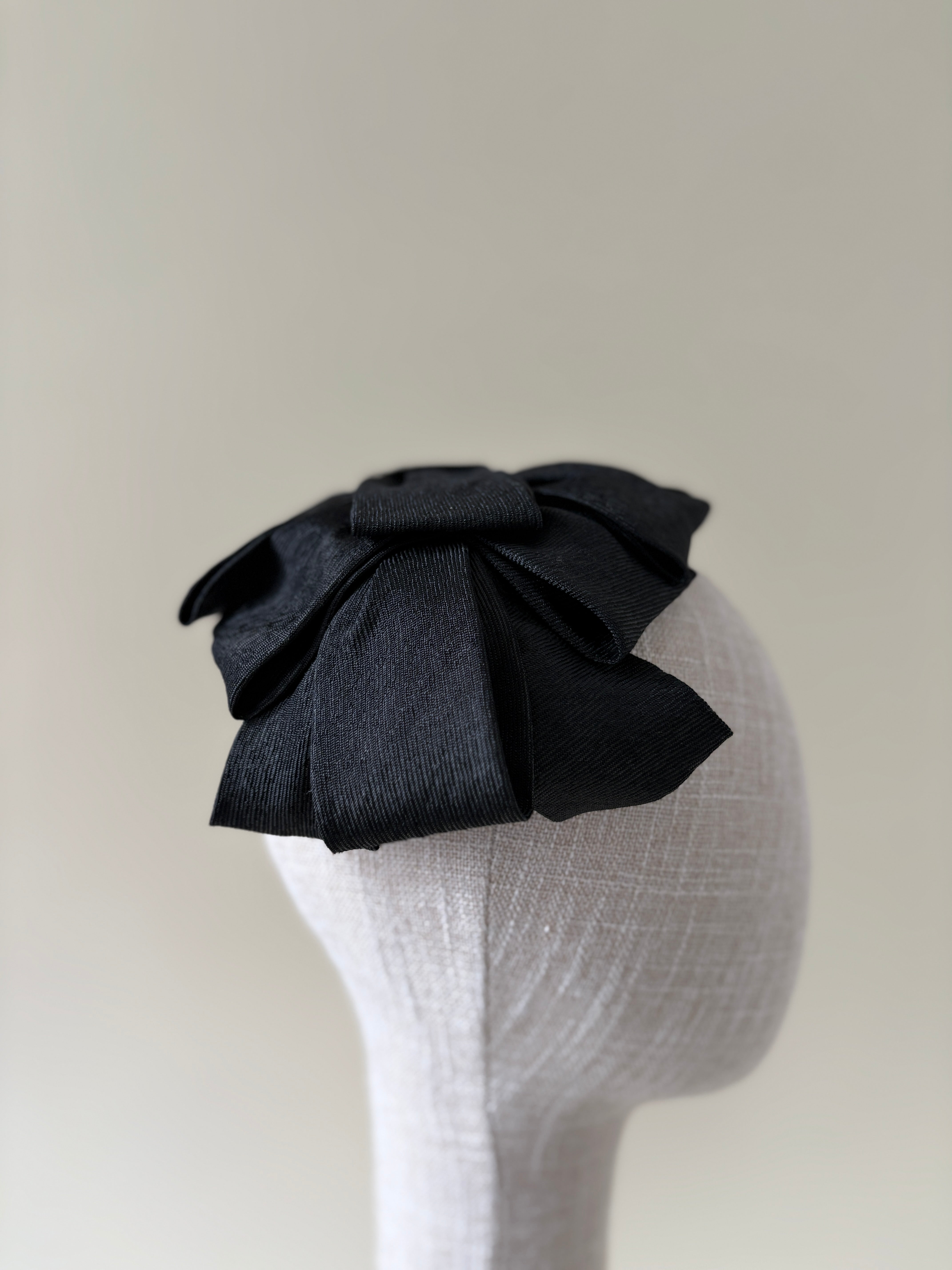 Chapeau vintage n° 052 | Demi-chapeau noir à nœud papillon, années 1950