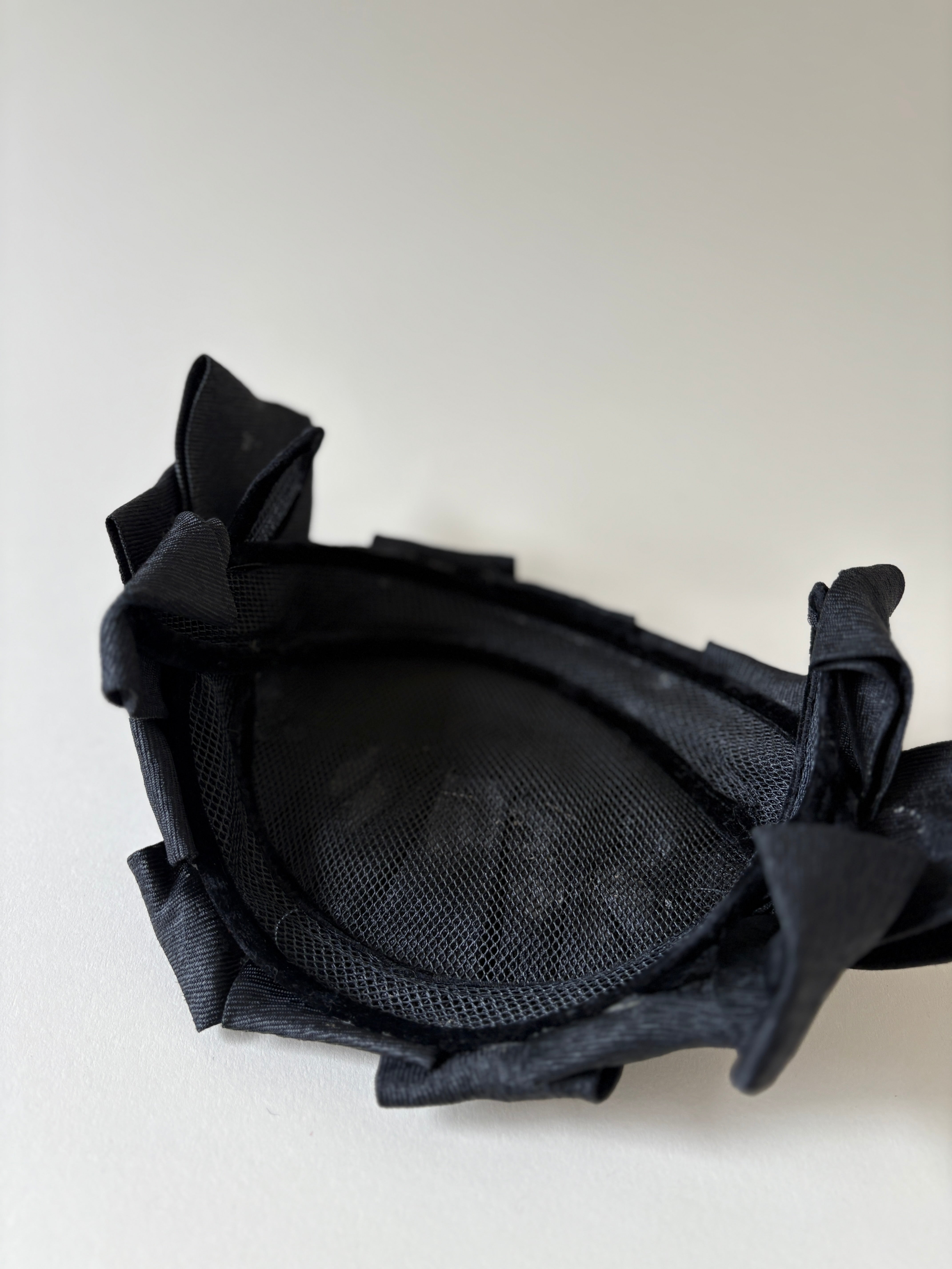 Chapeau vintage n° 052 | Demi-chapeau noir à nœud papillon, années 1950