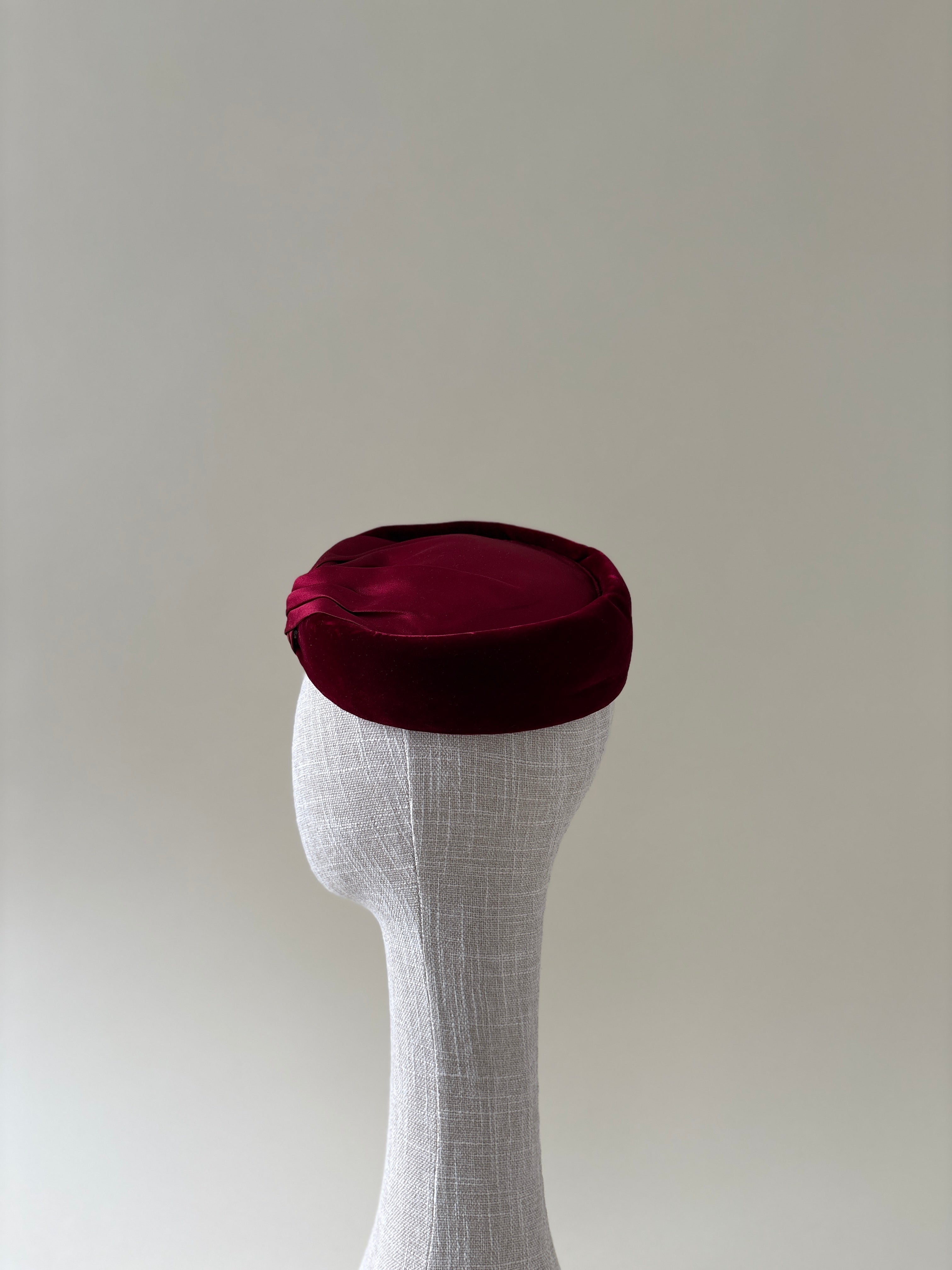 Chapeau vintage n° 058 | Chapeau pillbox en velours de soie rouge des années 1940
