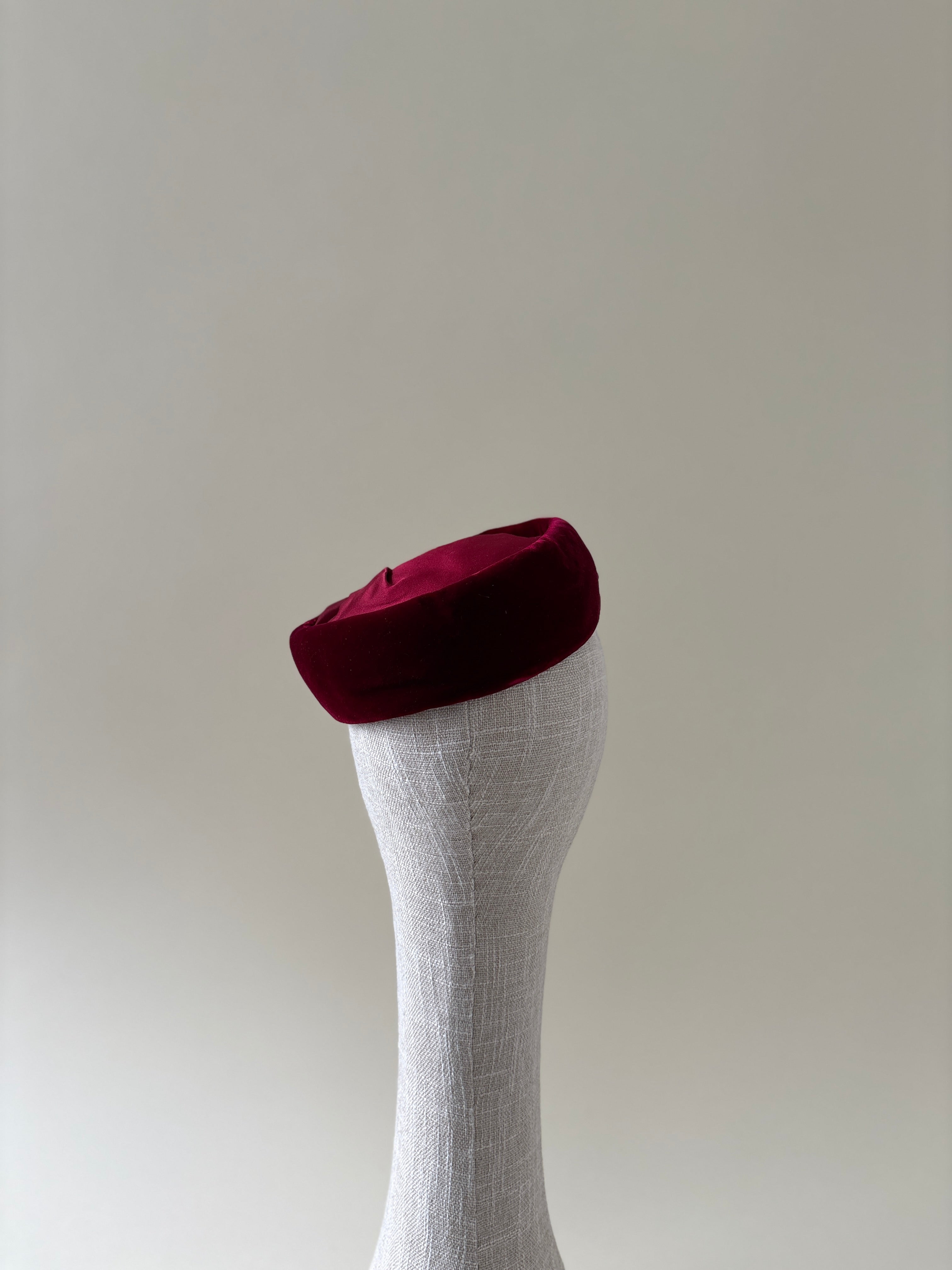 Chapeau vintage n° 058 | Chapeau pillbox en velours de soie rouge des années 1940