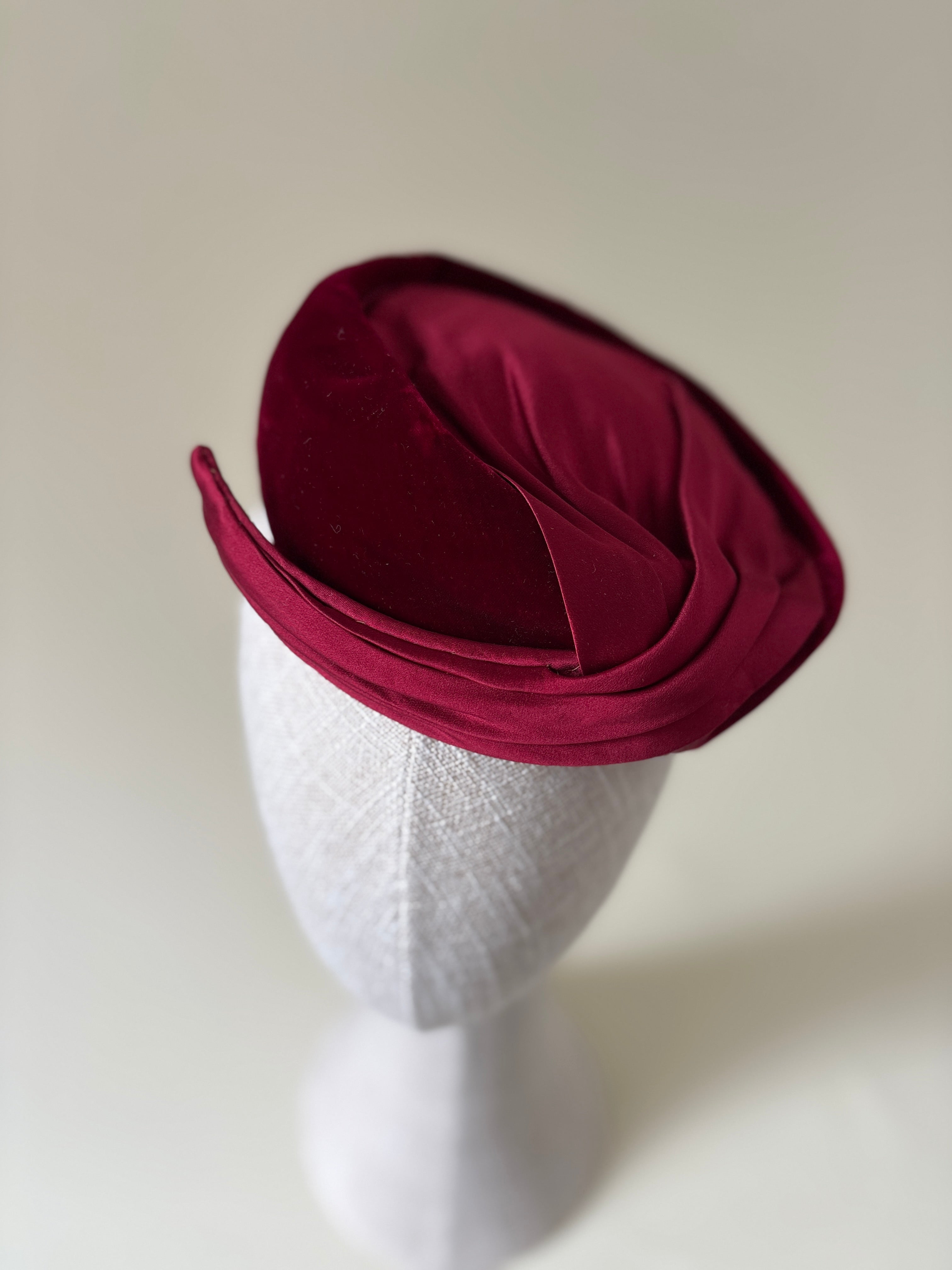 Chapeau vintage n° 058 | Chapeau pillbox en velours de soie rouge des années 1940