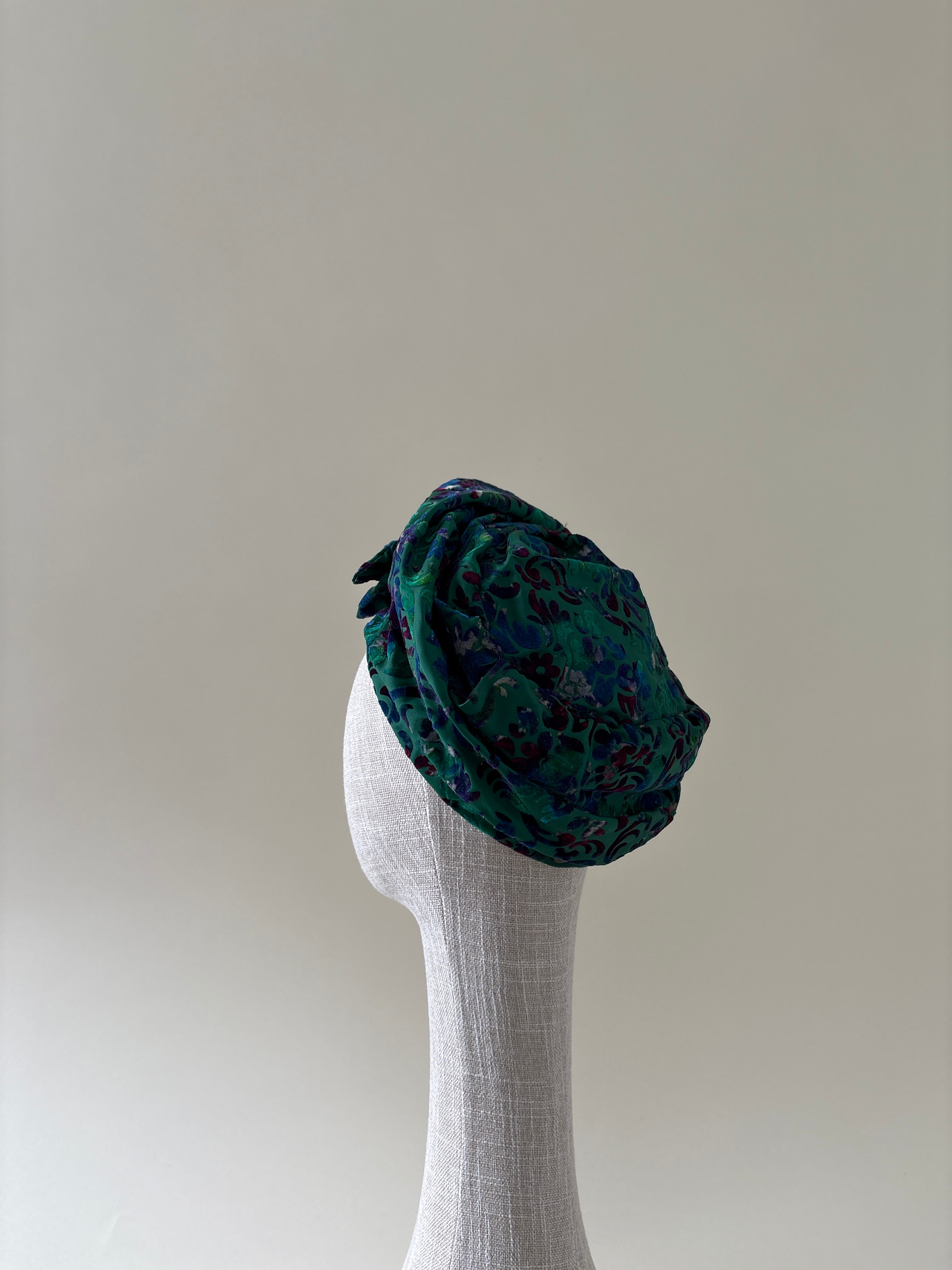 Chapeau vintage n° 033 | Tuque drapée en velours vert avec nœud, années 1960