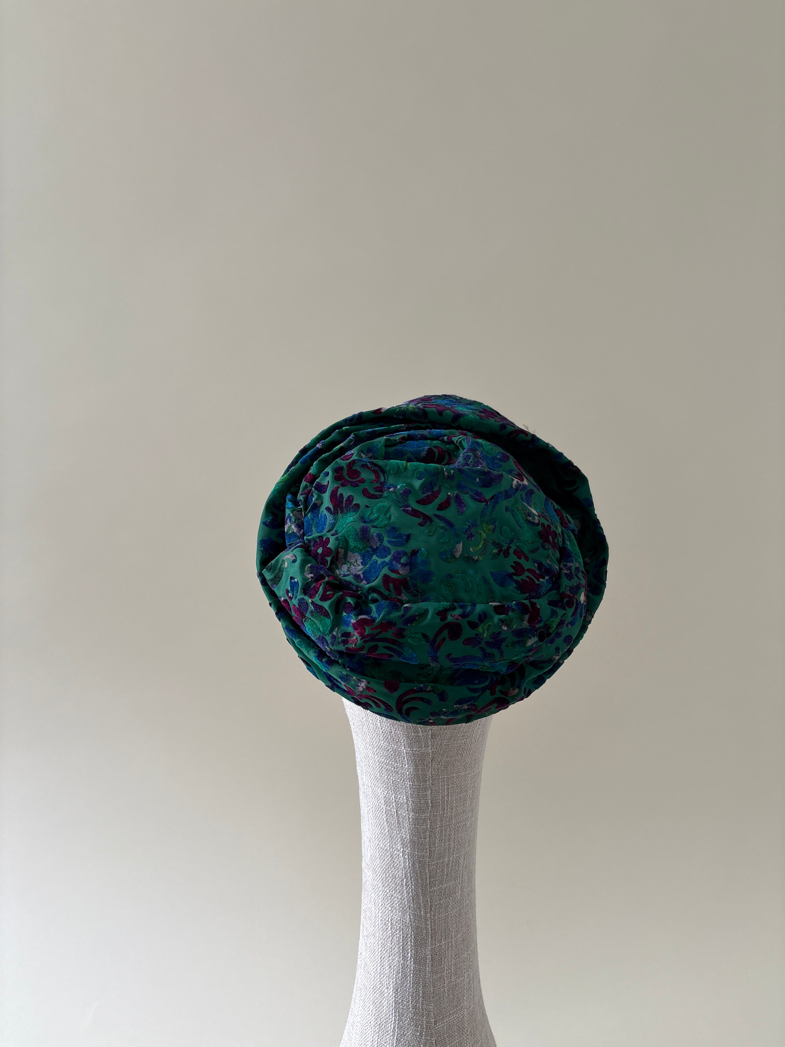 Chapeau vintage n° 033 | Tuque drapée en velours vert avec nœud, années 1960